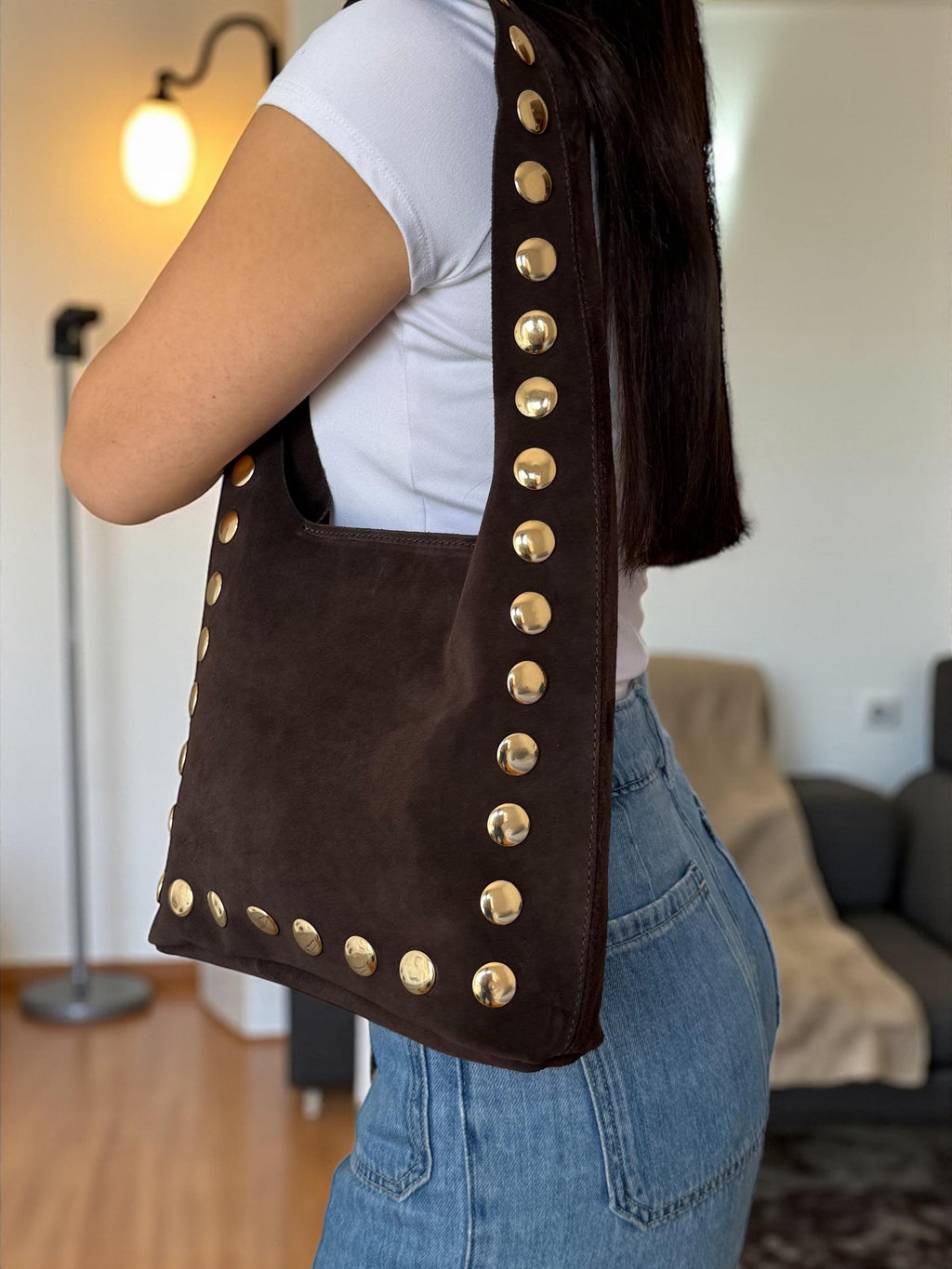 Bolso tote de gamuza ultra suave y flexible con tachuelas en el hombro