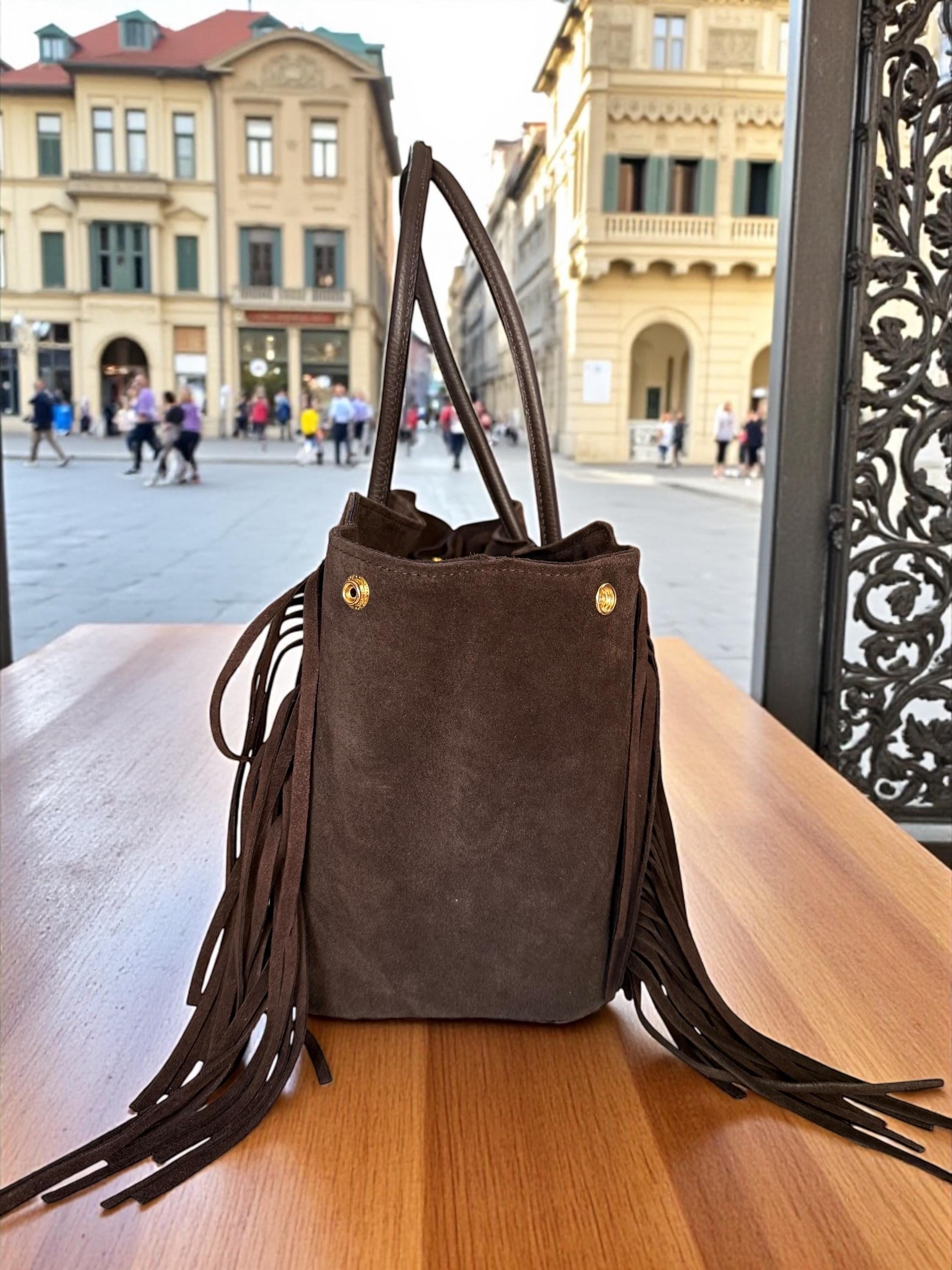 Bolso de hombro grande de ante marrón oscuro con flecos