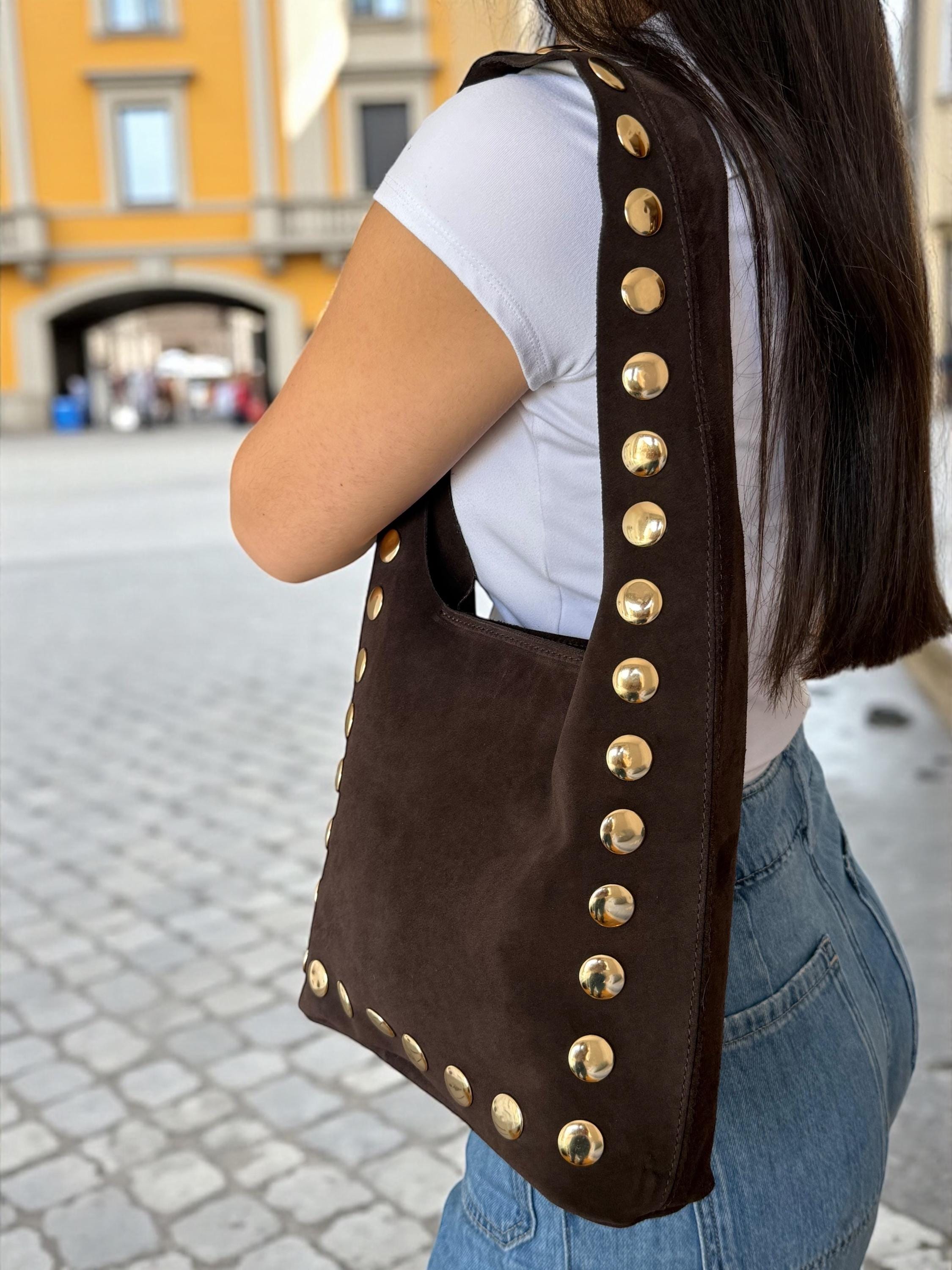 Bolso tote de gamuza ultra suave y flexible con tachuelas en el hombro