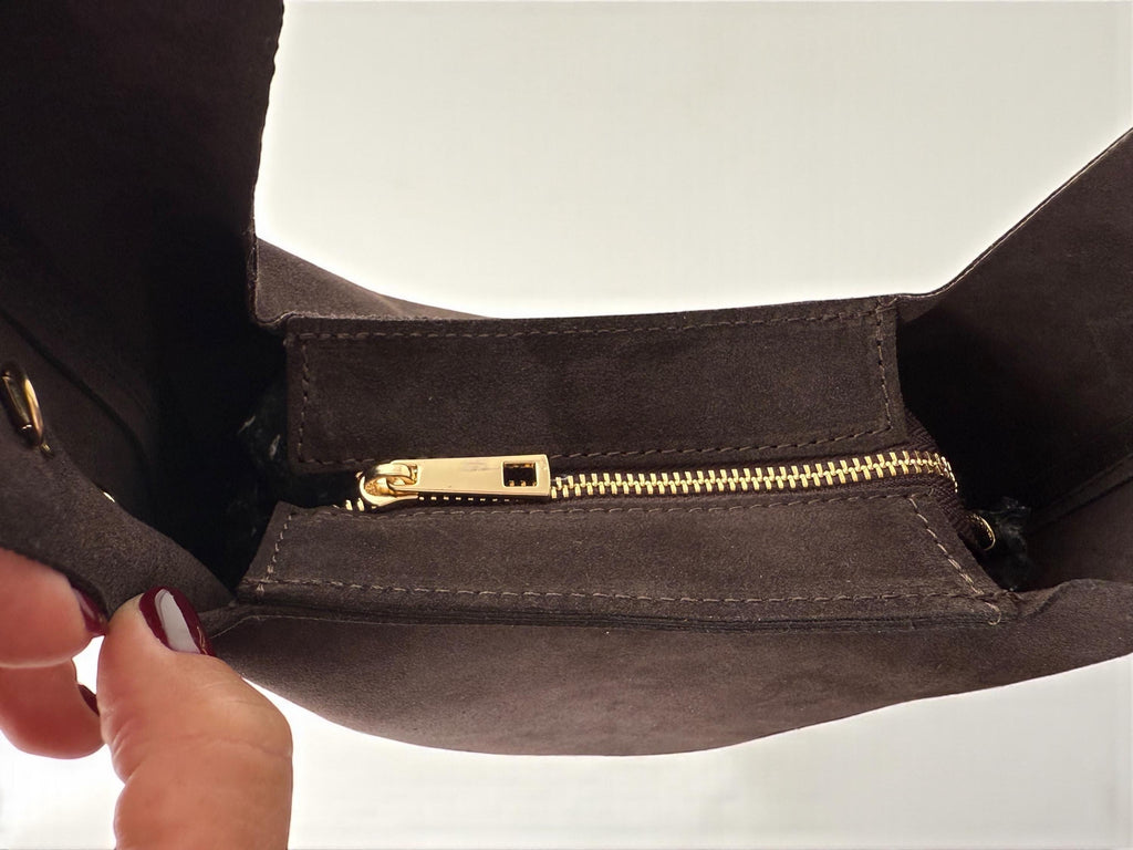 Bolso tote de gamuza ultra suave y flexible con tachuelas en el hombro