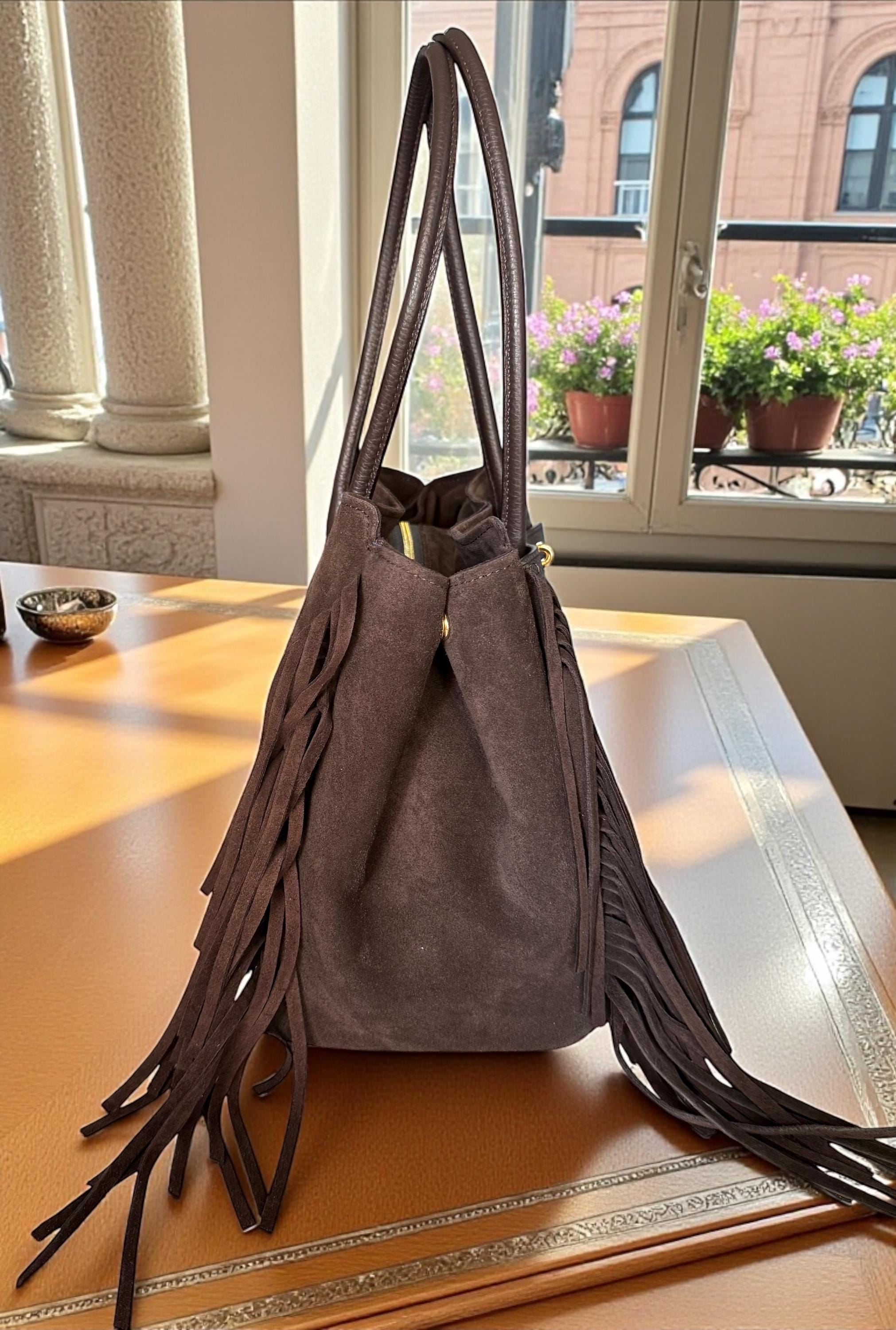 Bolso de hombro grande de ante marrón oscuro con flecos