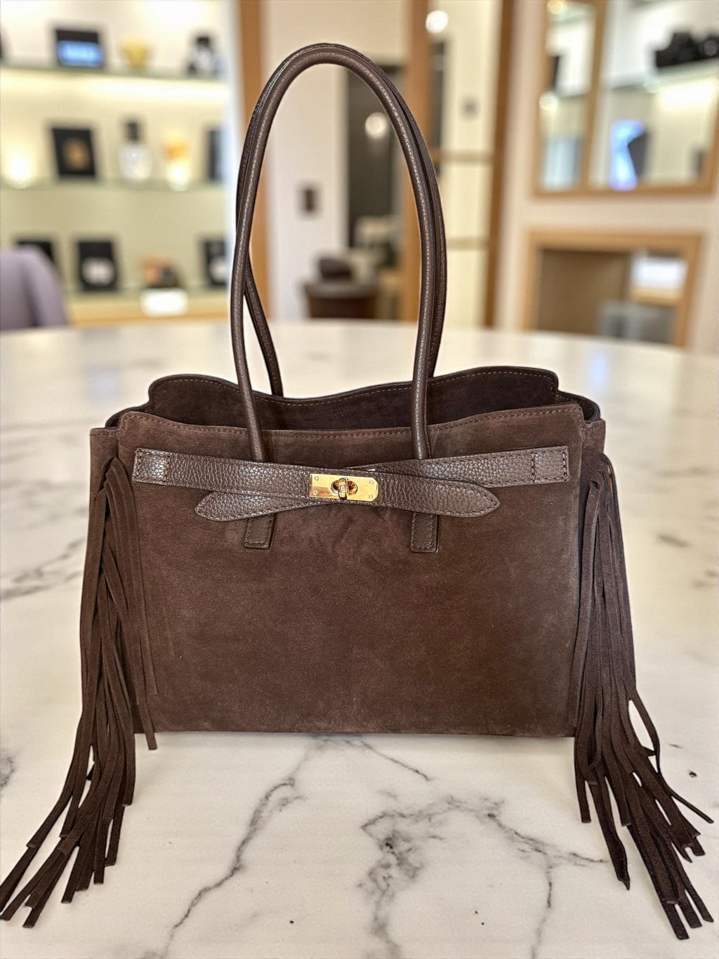 Bolso de hombro grande de ante marrón oscuro con flecos