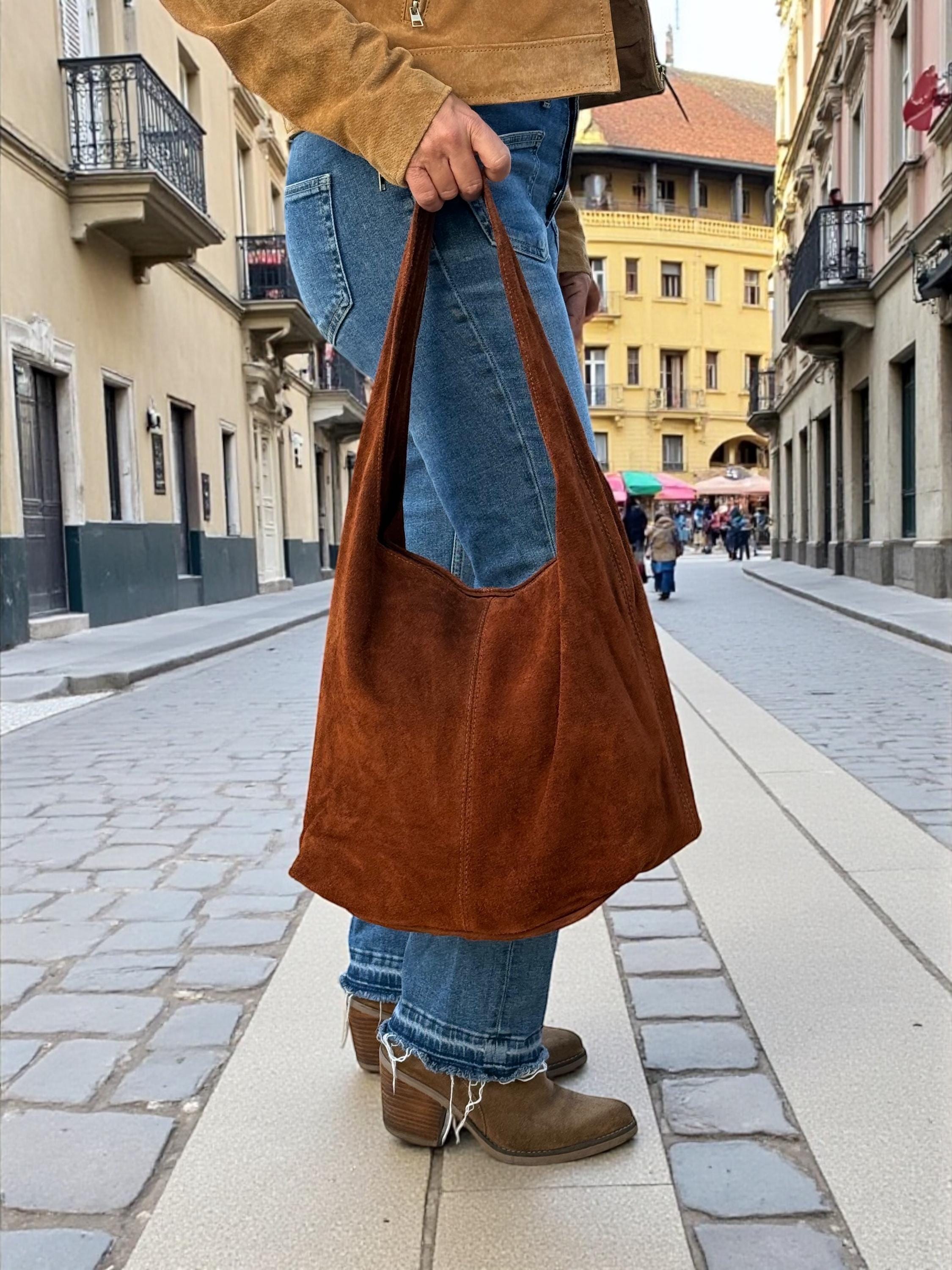 Bolso grande de hombro de ante marrón tipo hobo