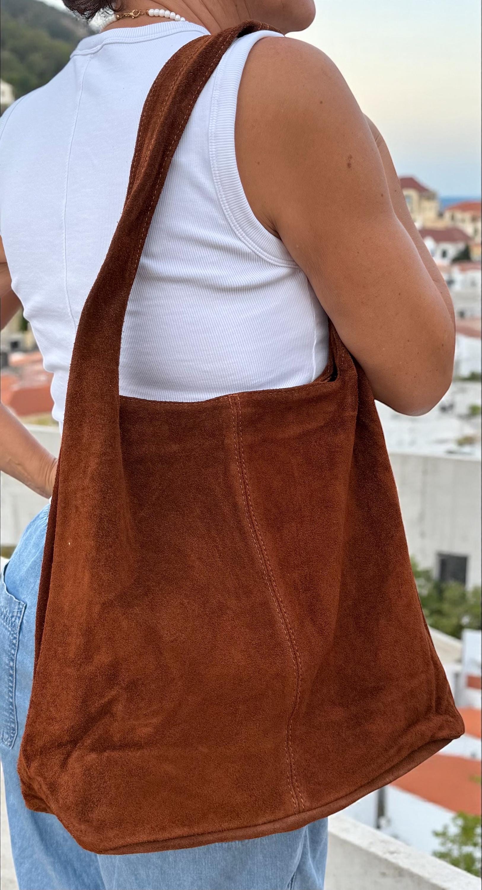 Bolso grande de hombro de ante marrón tipo hobo