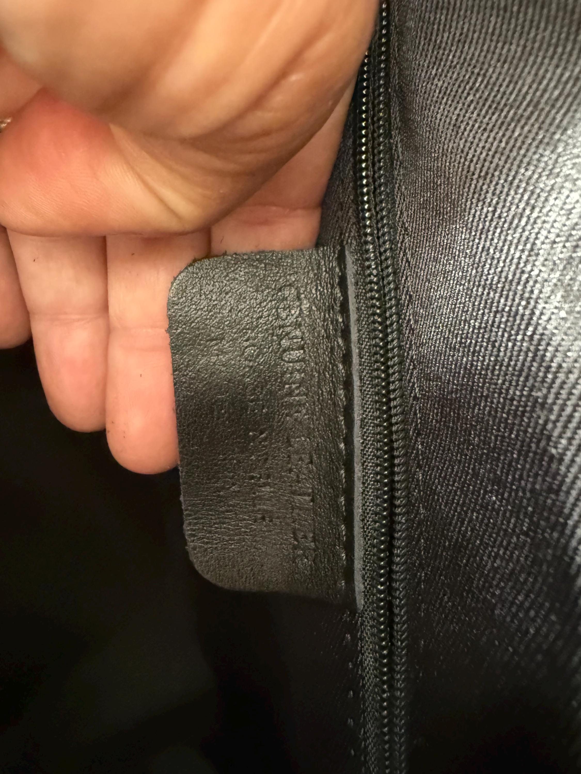 Bolso de hombro grande de ante marrón oscuro con flecos