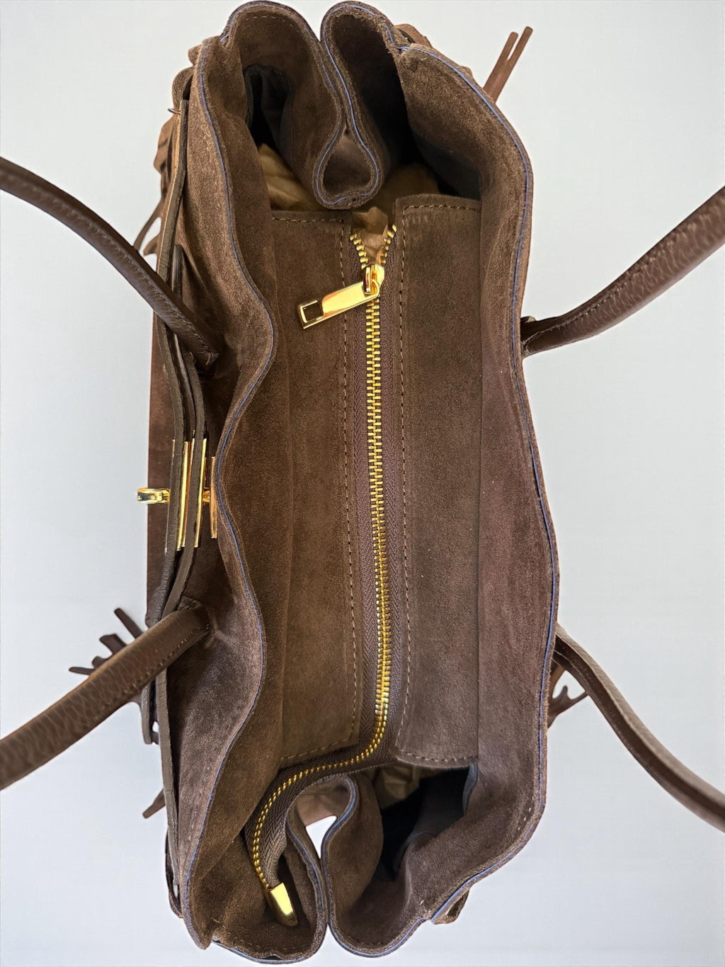 Bolso de hombro grande de ante marrón oscuro con flecos