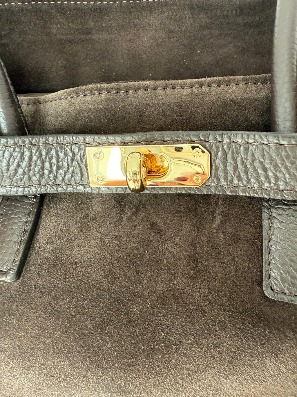 Bolso de hombro grande de ante marrón oscuro con flecos