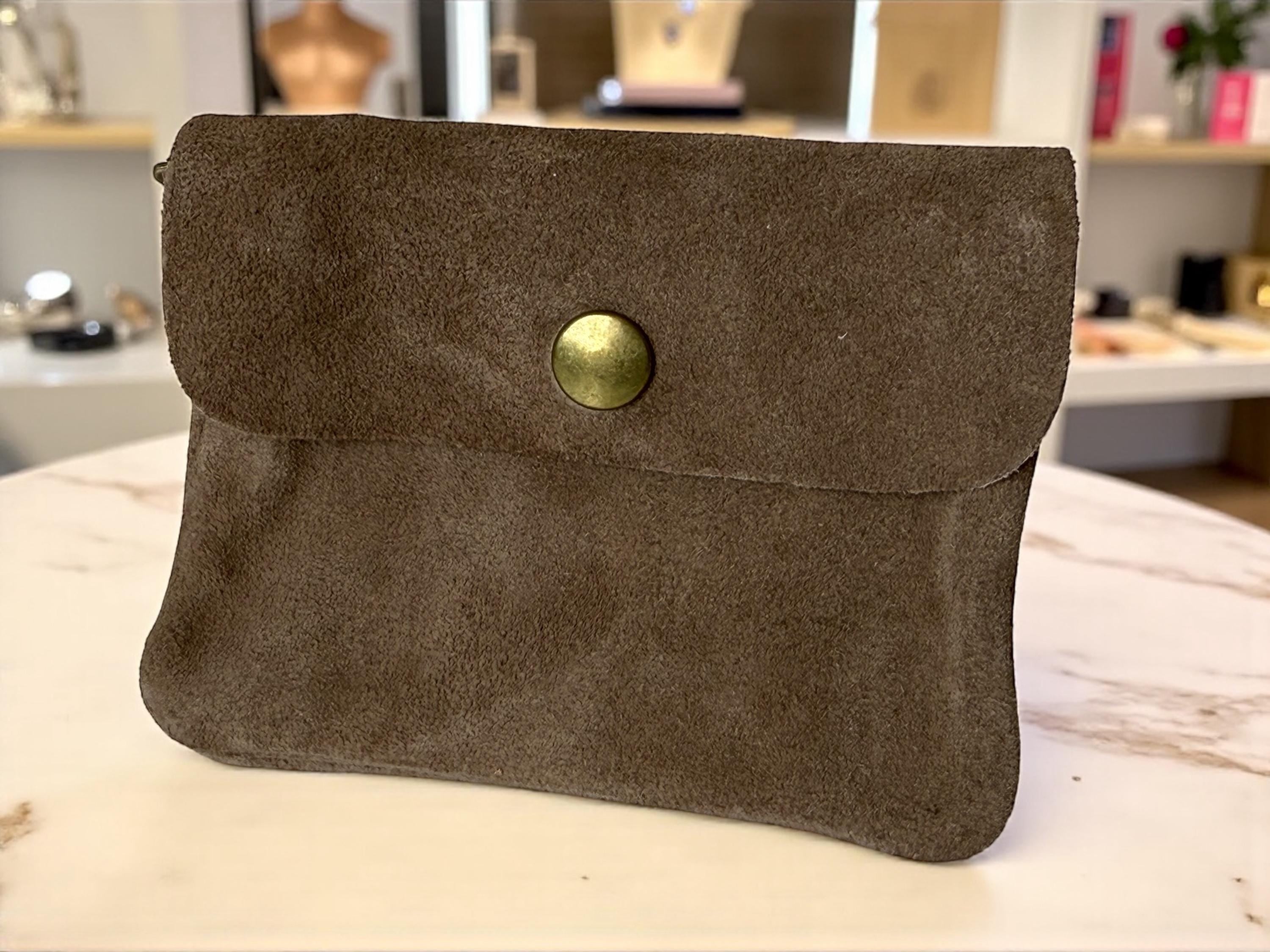 Cartera minimalista de ante suave