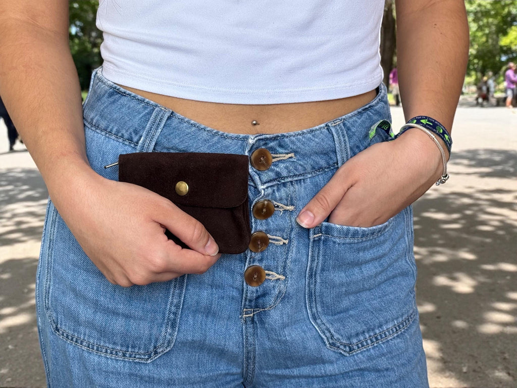 Cartera minimalista de ante suave