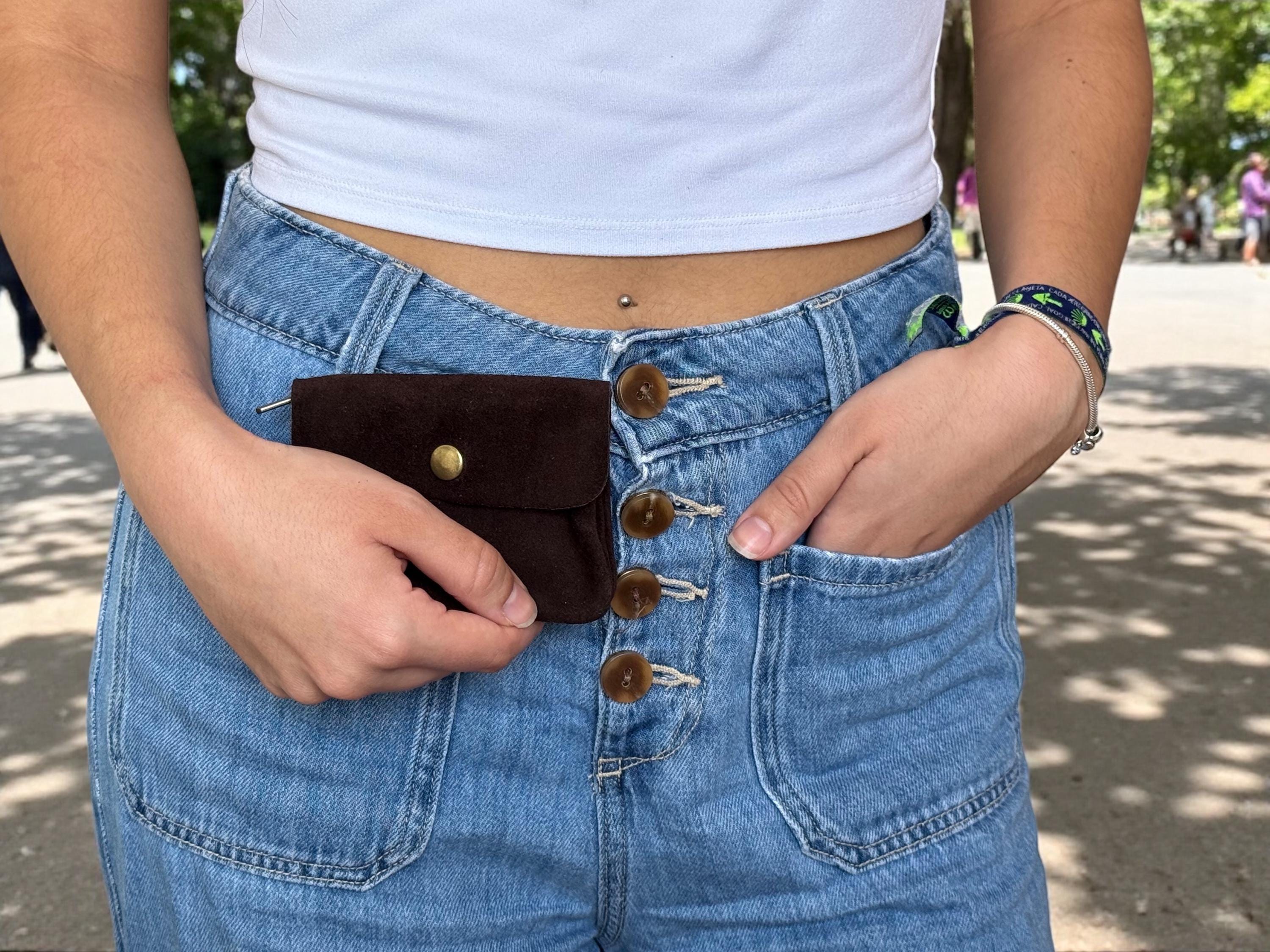 Cartera minimalista de ante suave