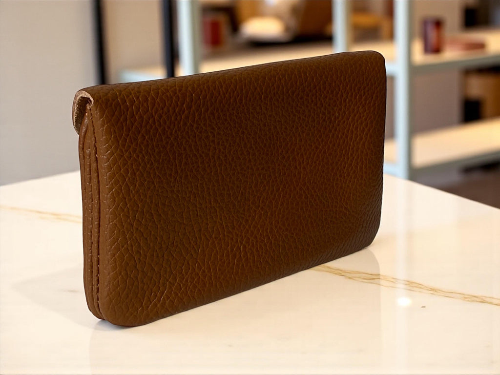 Cartera de piel en tonos cálidos tierra