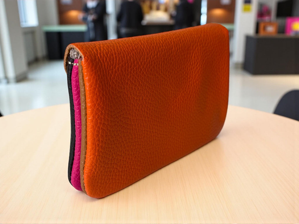 Cartera de piel en tonos cálidos tierra