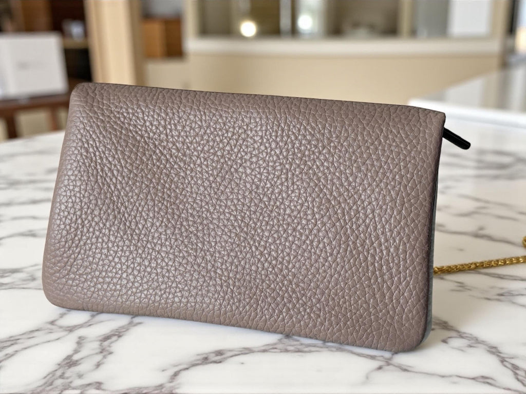 Cartera de piel en tonos cálidos tierra