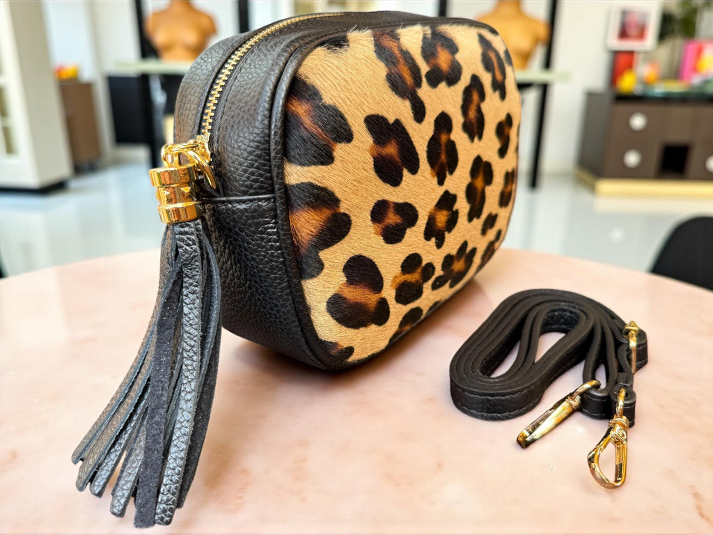 Bolso bandolera de piel granulada y pelo de poni con estampado de leopardo