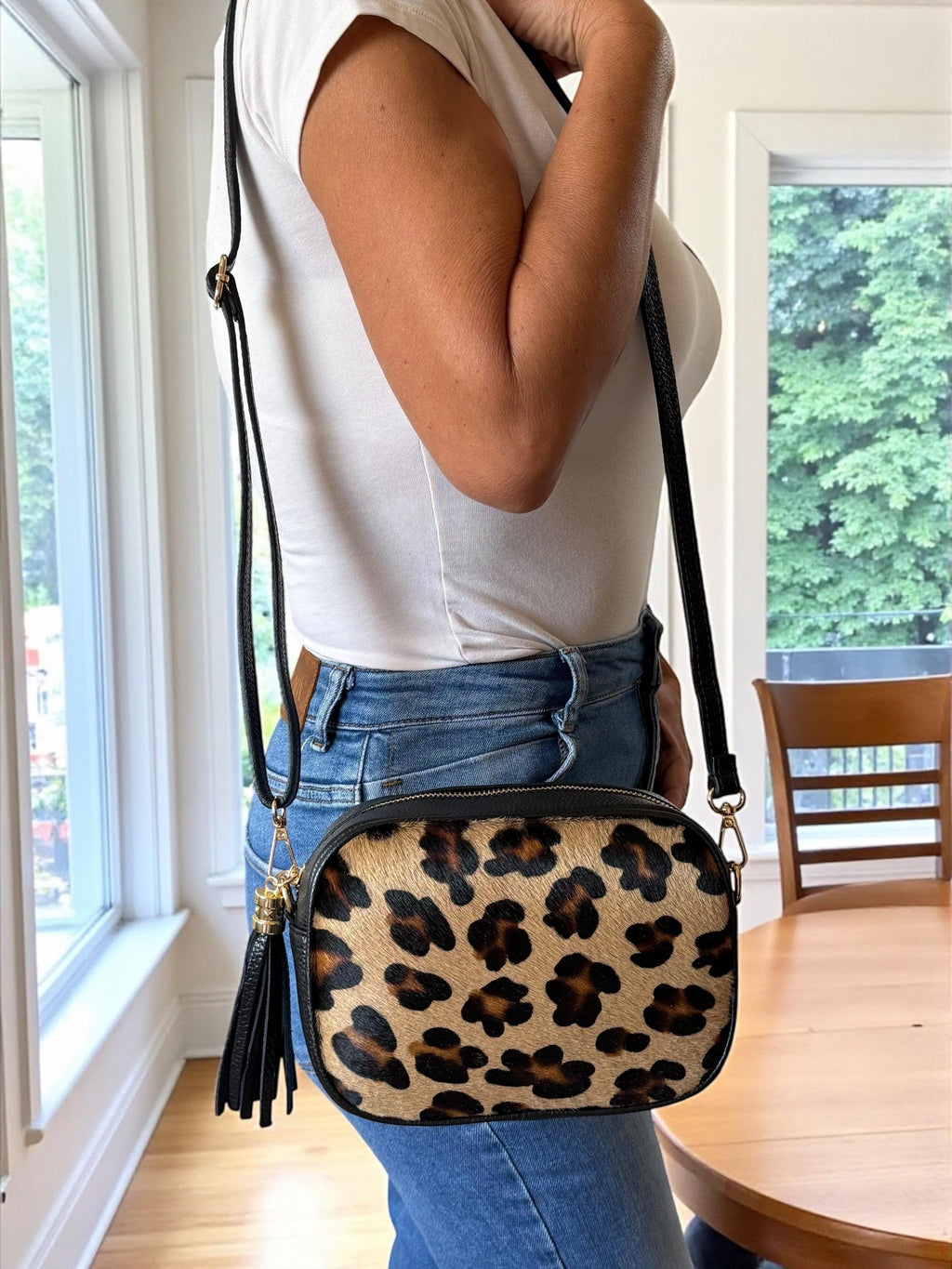 Bolso bandolera de piel granulada y pelo de poni con estampado de leopardo