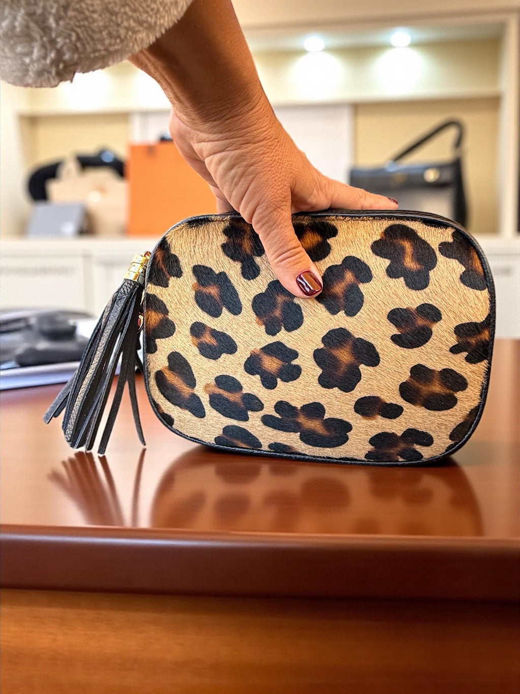 Bolso bandolera de piel granulada y pelo de poni con estampado de leopardo