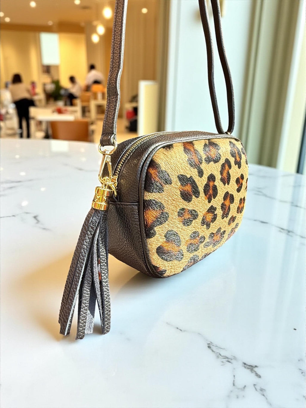Bolso bandolera de piel granulada y pelo de poni con estampado de leopardo