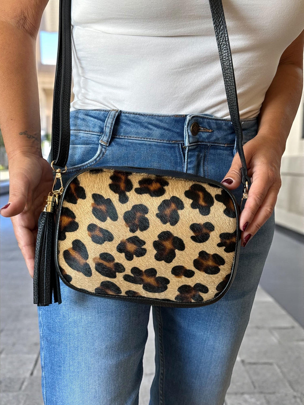 Bolso bandolera de piel granulada y pelo de poni con estampado de leopardo