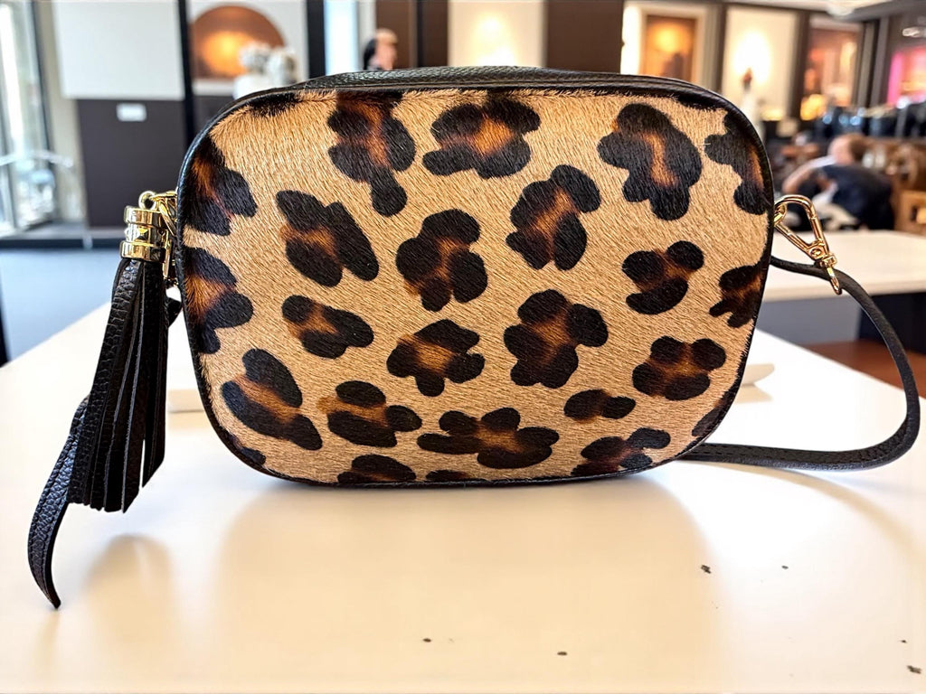 Bolso bandolera de piel granulada y pelo de poni con estampado de leopardo