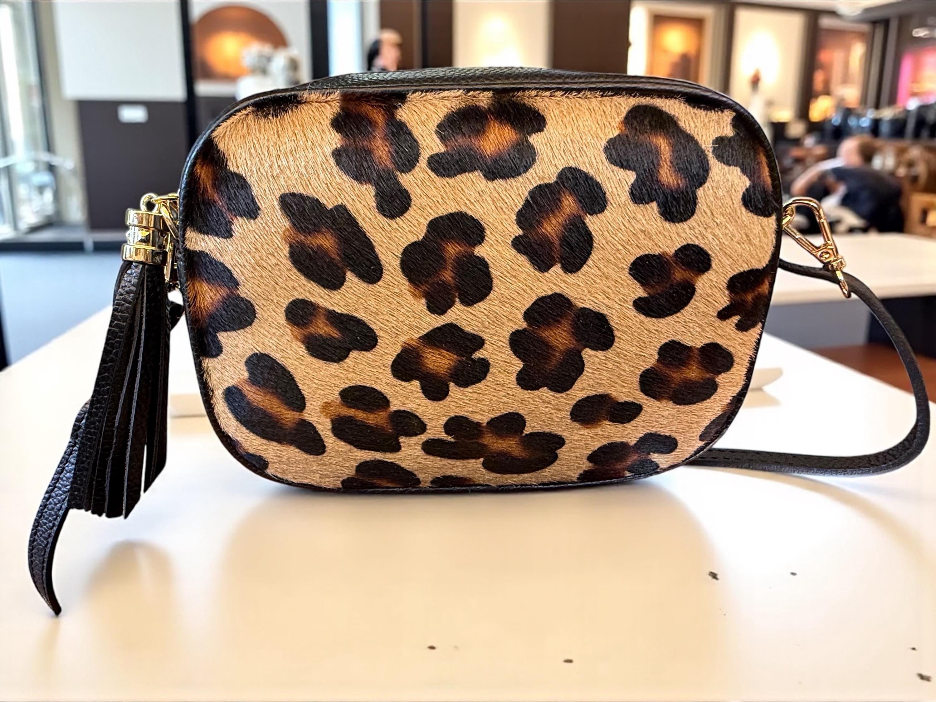 Bolso bandolera de piel granulada y pelo de poni con estampado de leopardo