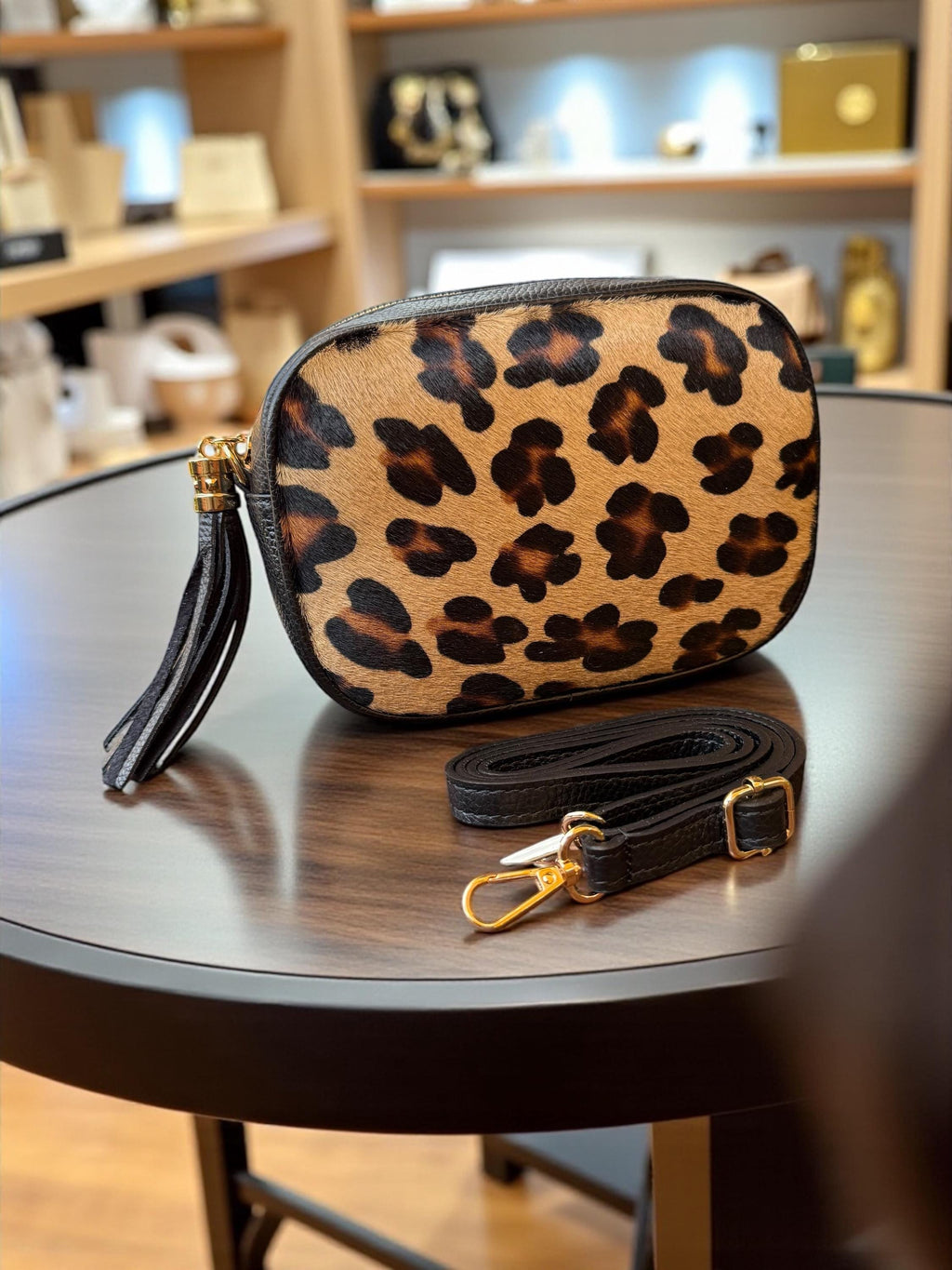 Bolso bandolera de piel granulada y pelo de poni con estampado de leopardo