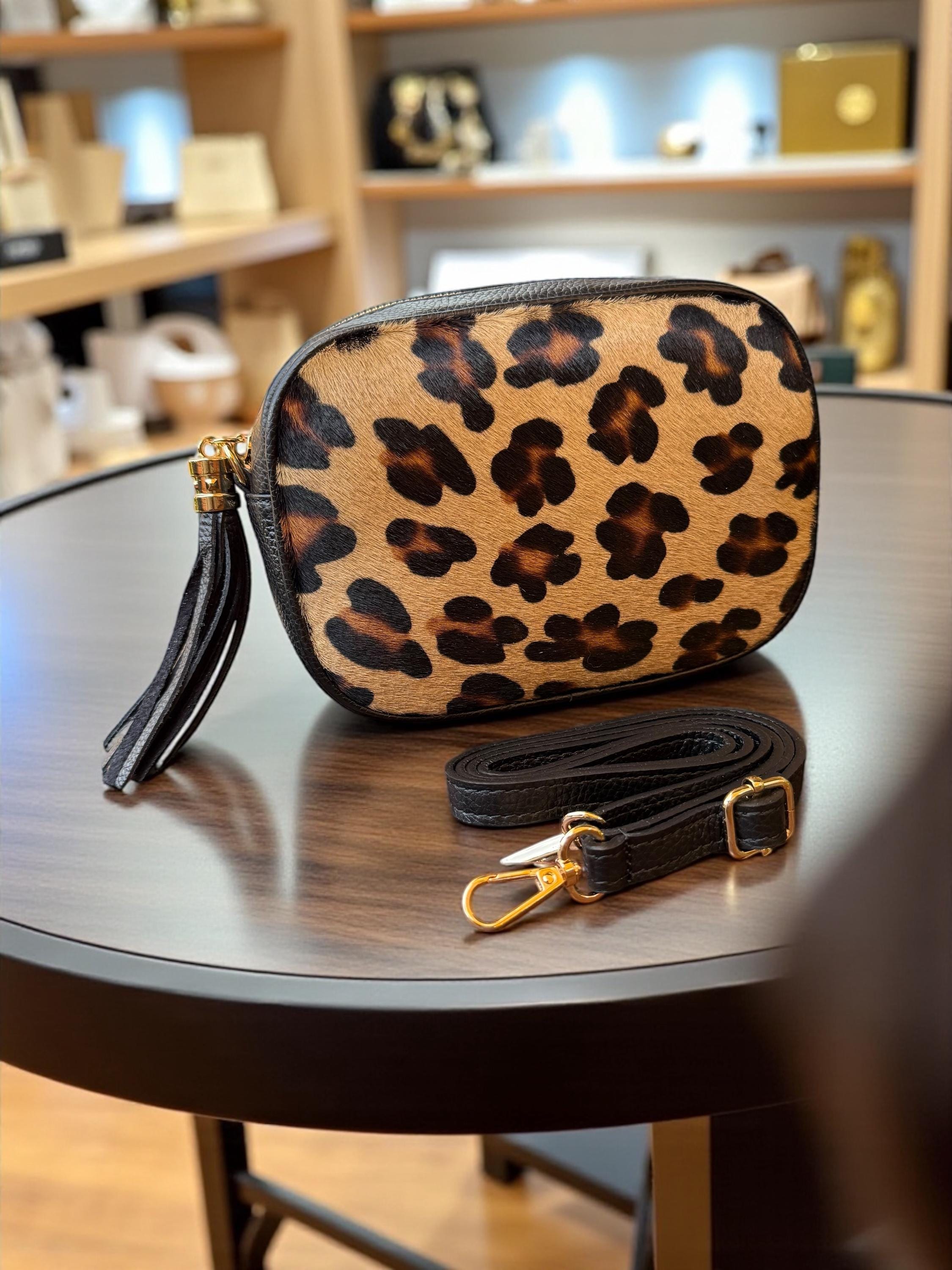Bolso bandolera de piel granulada y pelo de poni con estampado de leopardo