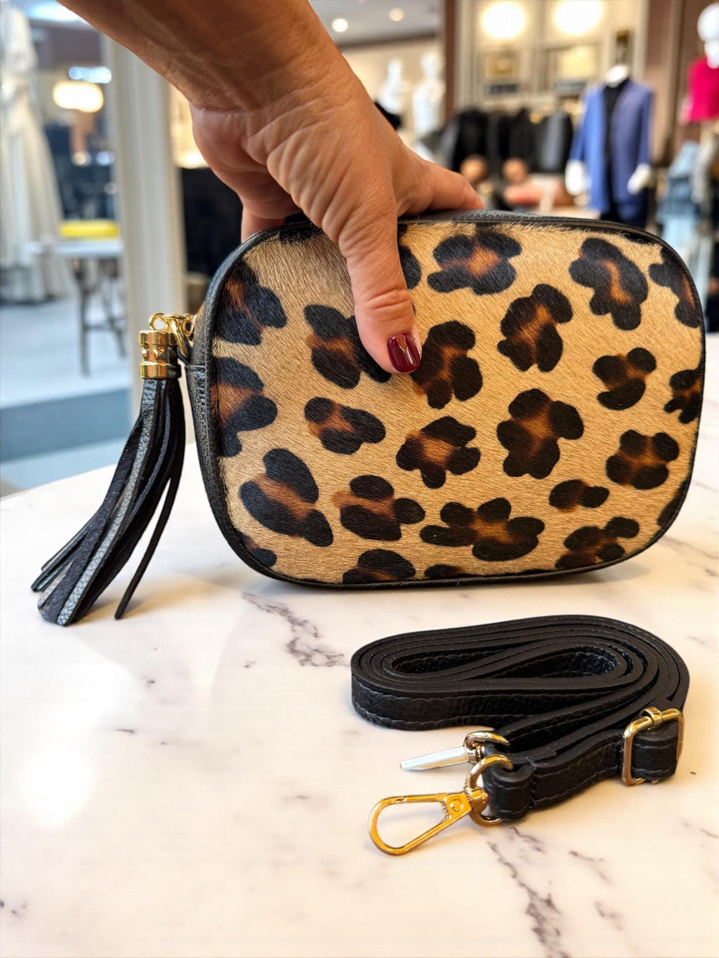Bolso bandolera de piel granulada y pelo de poni con estampado de leopardo