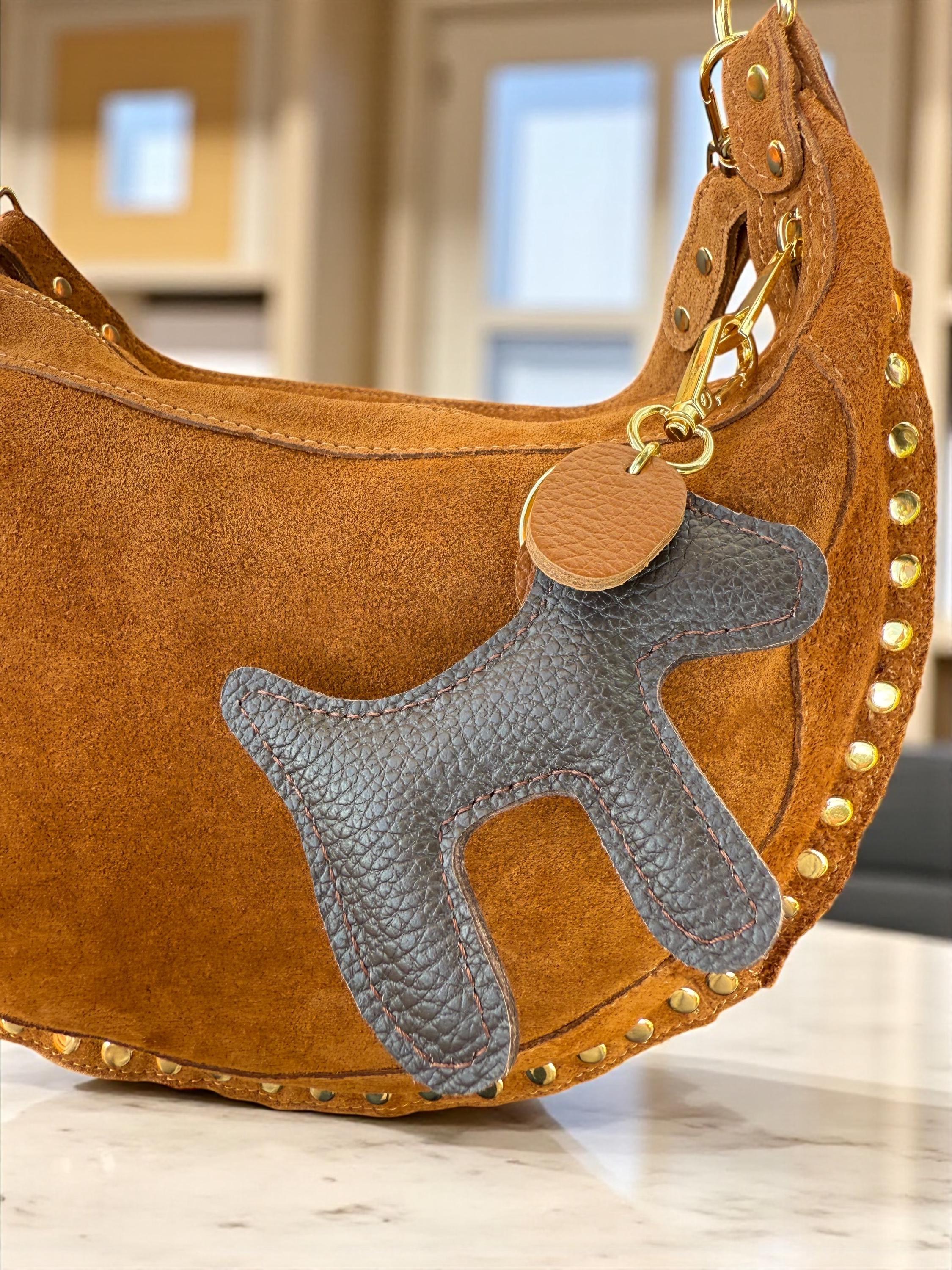 Charm para bolso de cuero con forma de perro