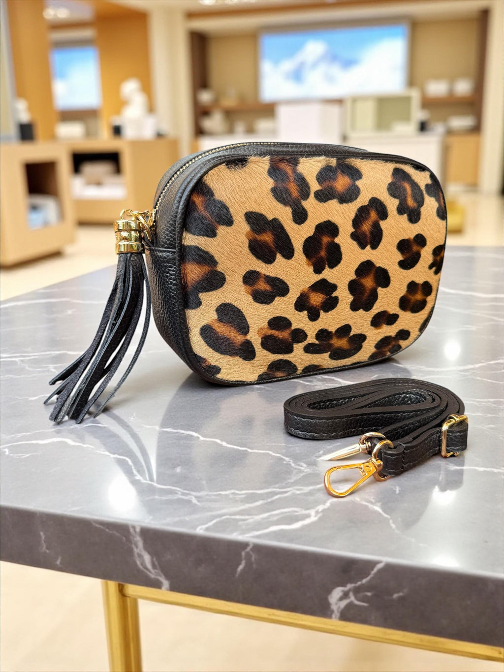 Bolso bandolera de piel granulada y pelo de poni con estampado de leopardo