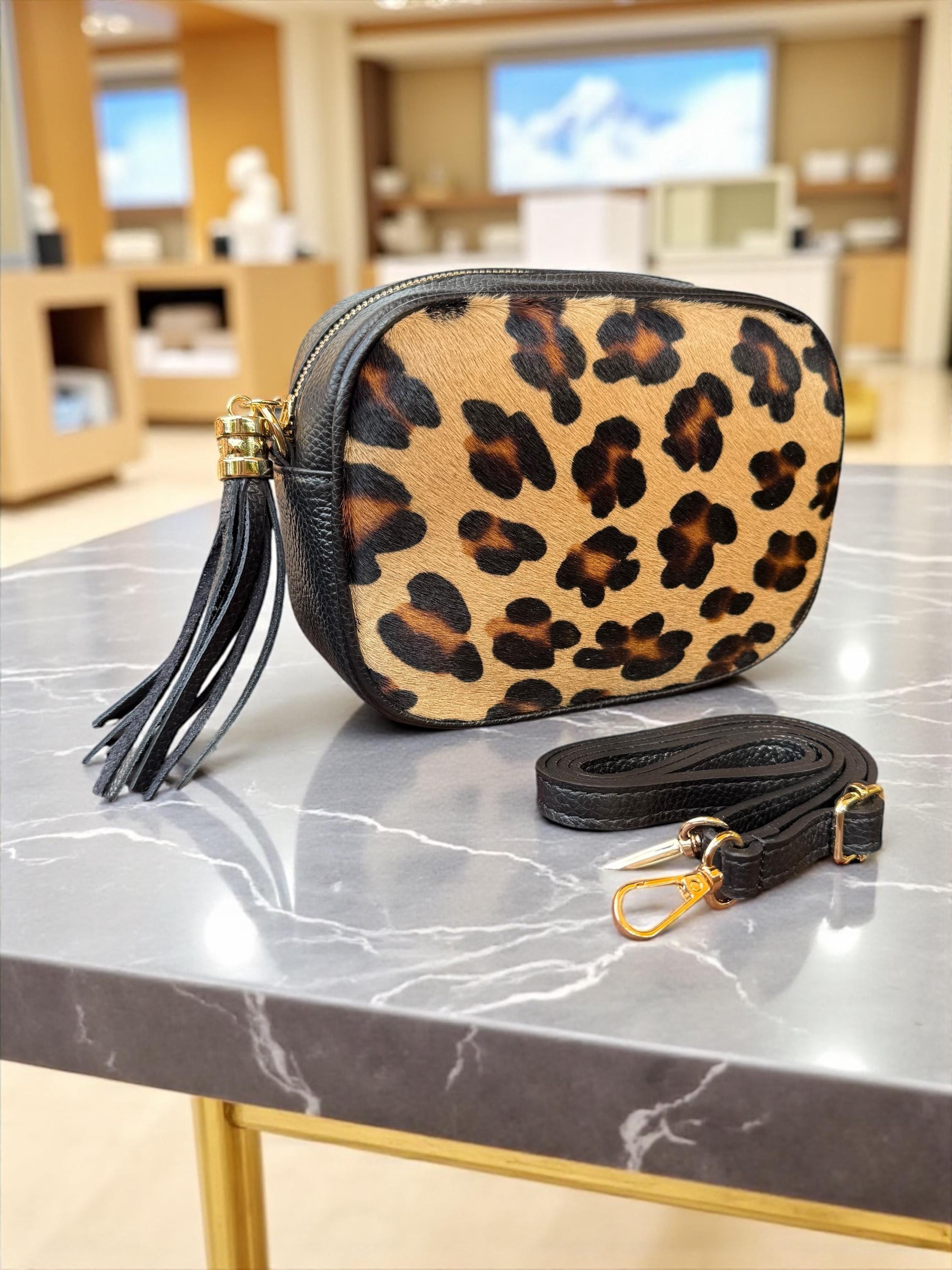 Bolso bandolera de piel granulada y pelo de poni con estampado de leopardo