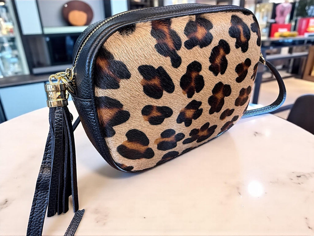 Bolso bandolera de piel granulada y pelo de poni con estampado de leopardo