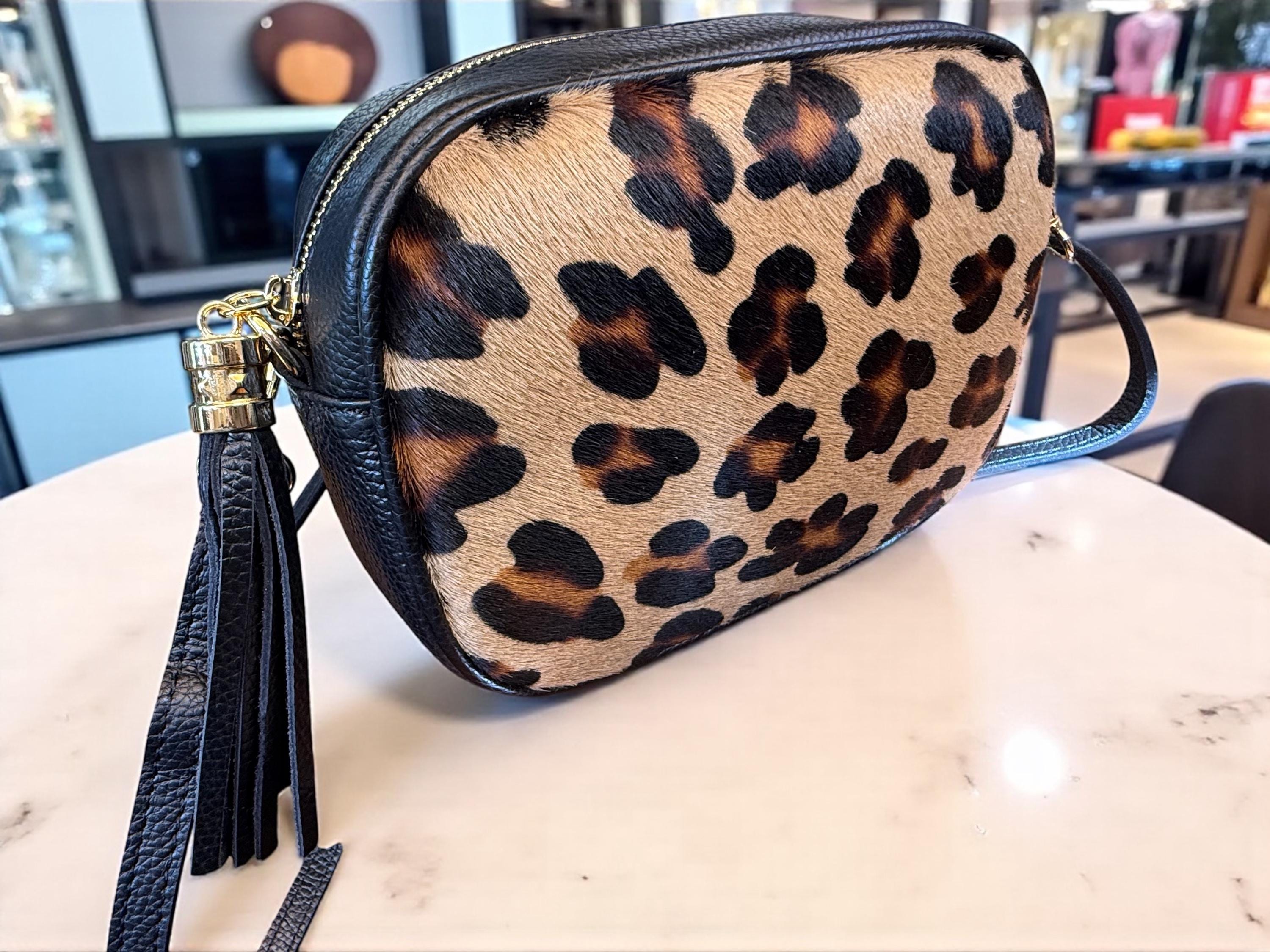 Bolso bandolera de piel granulada y pelo de poni con estampado de leopardo