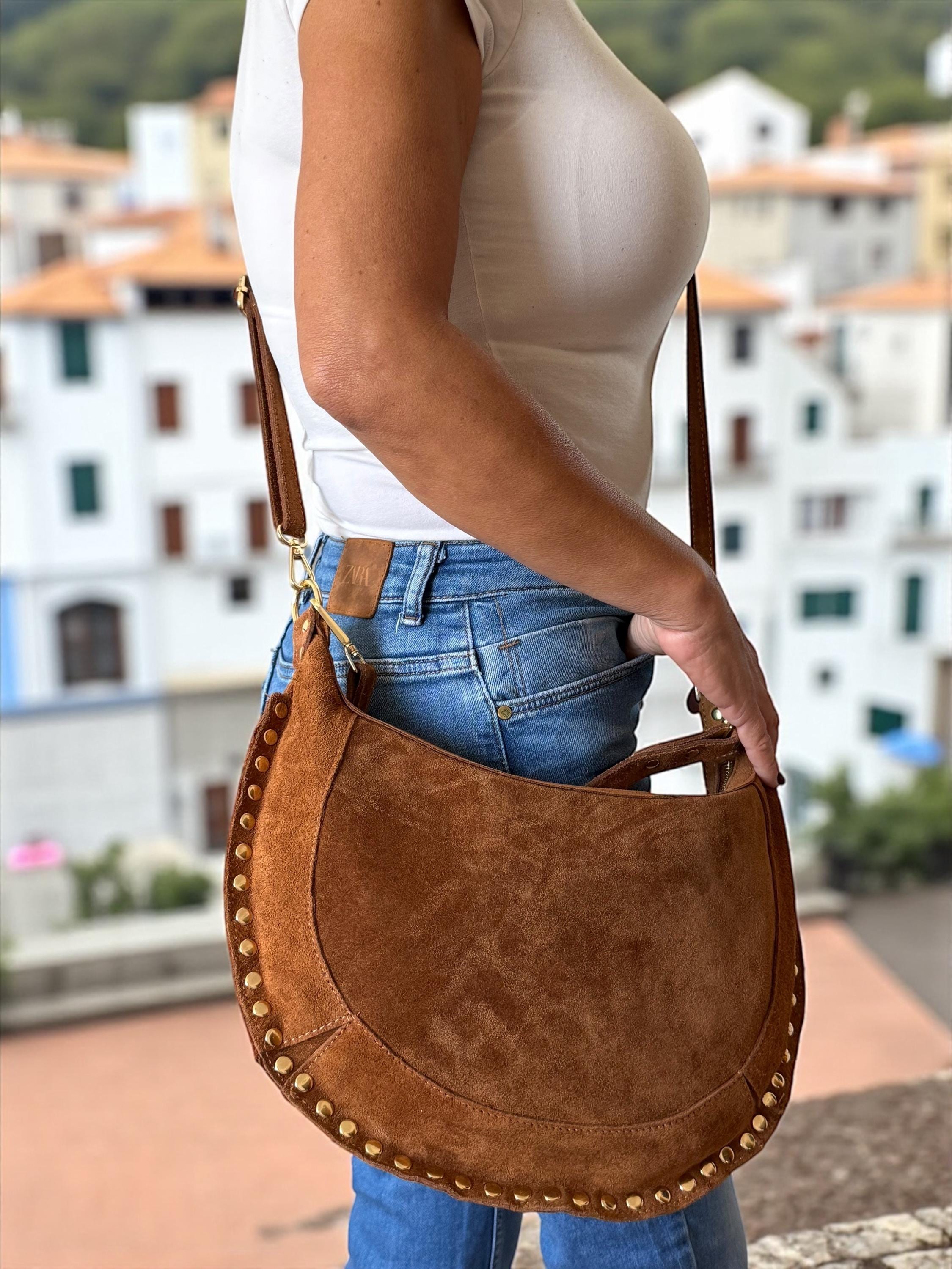 Bolso de hombro en forma de media luna de ante color camello con tachuelas doradas