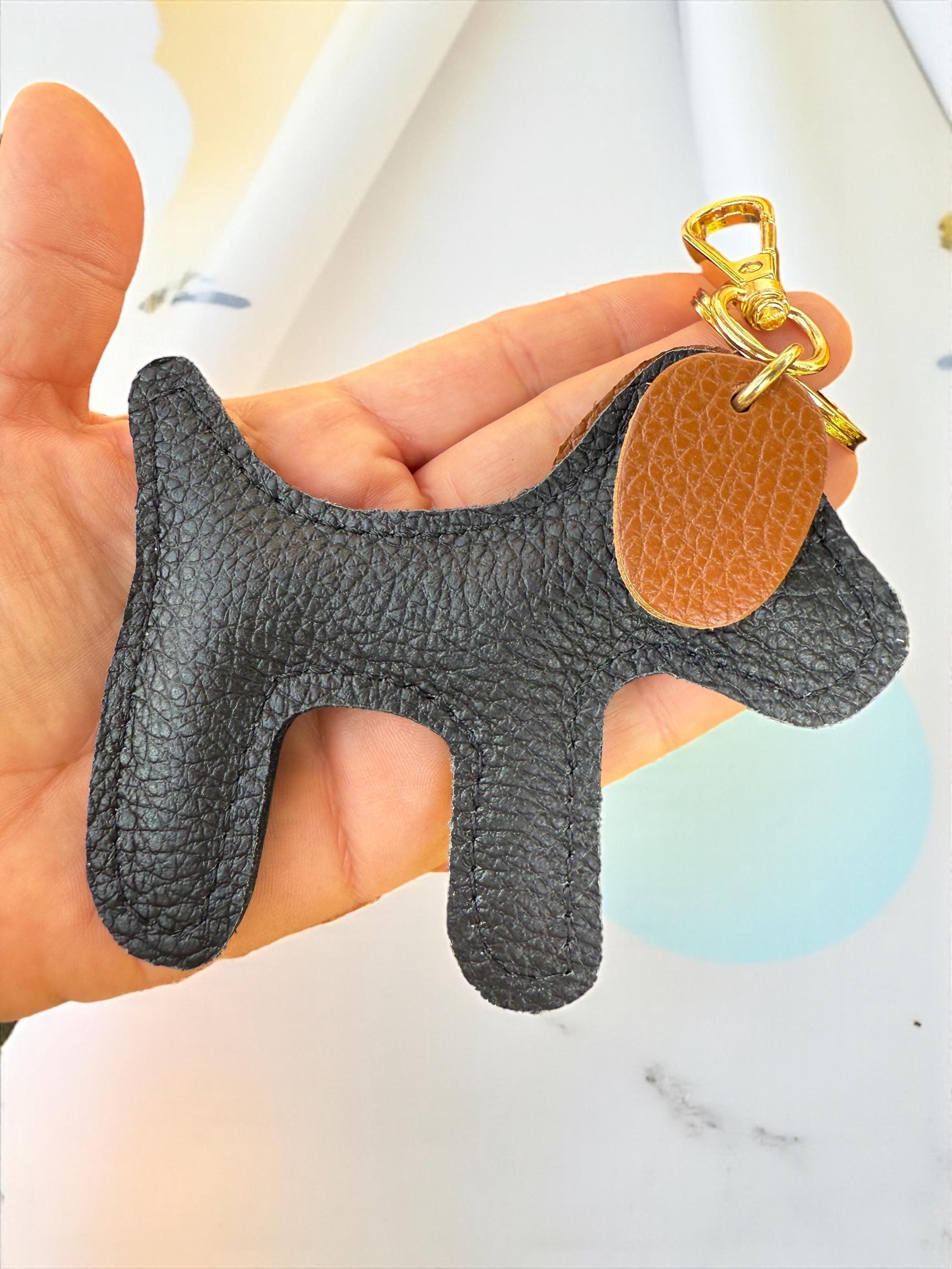 Charm para bolso de cuero con forma de perro