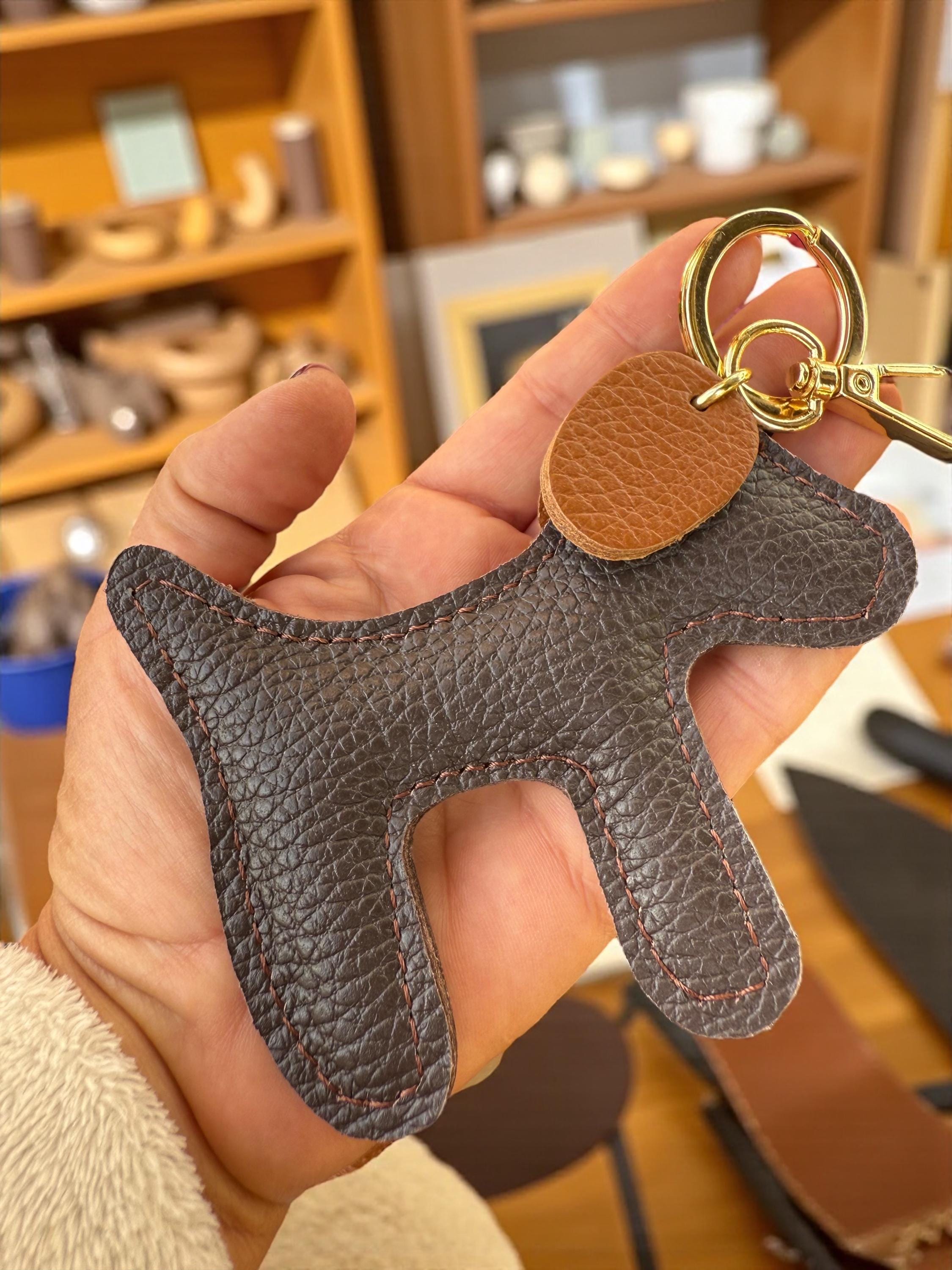 Charm para bolso de cuero con forma de perro