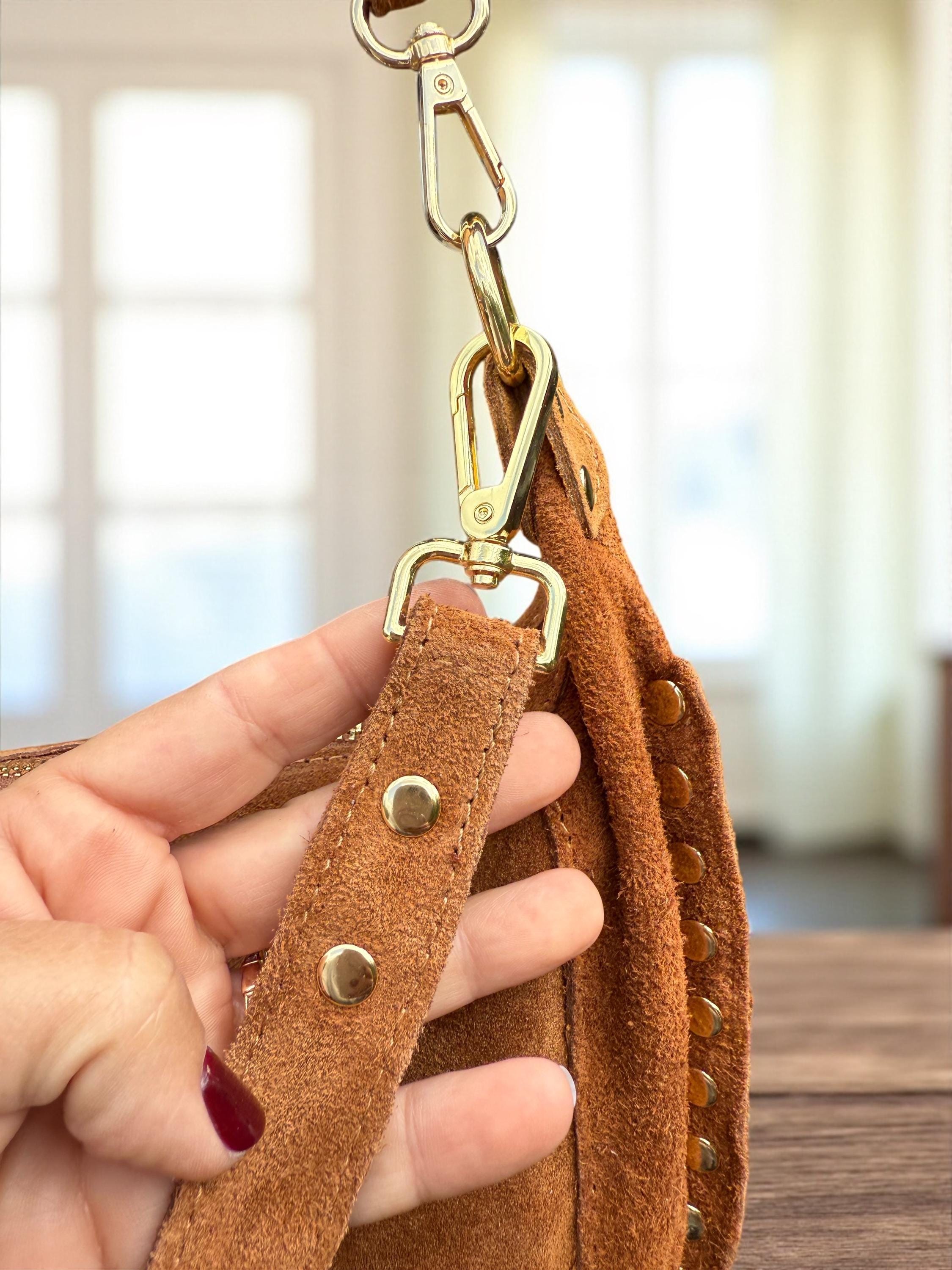 Bolso de hombro en forma de media luna de ante color camello con tachuelas doradas