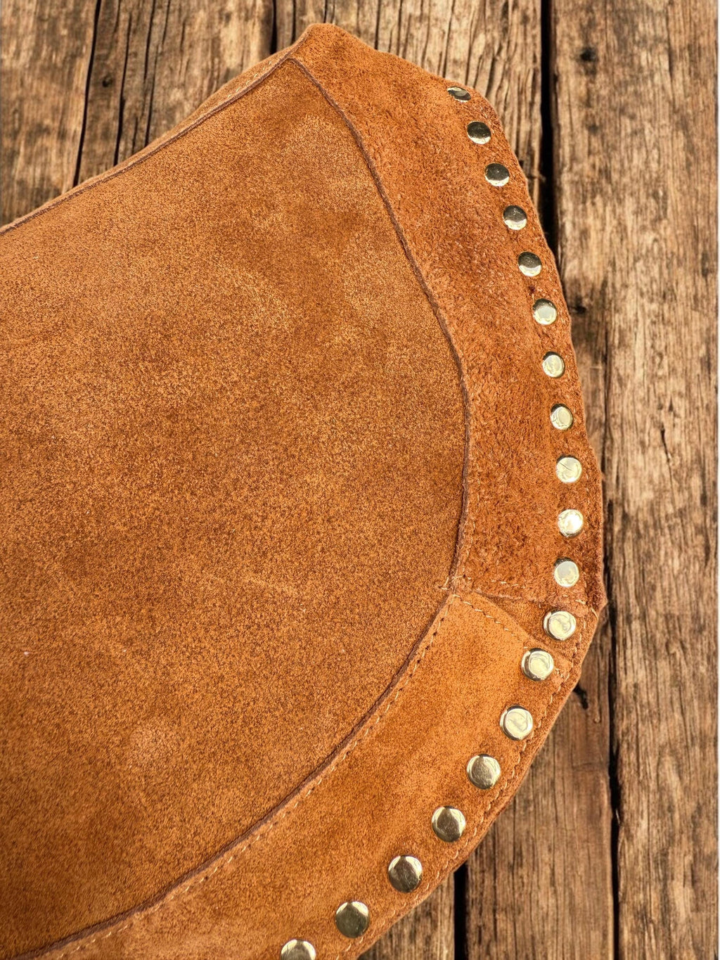 Bolso de hombro en forma de media luna de ante color camello con tachuelas doradas