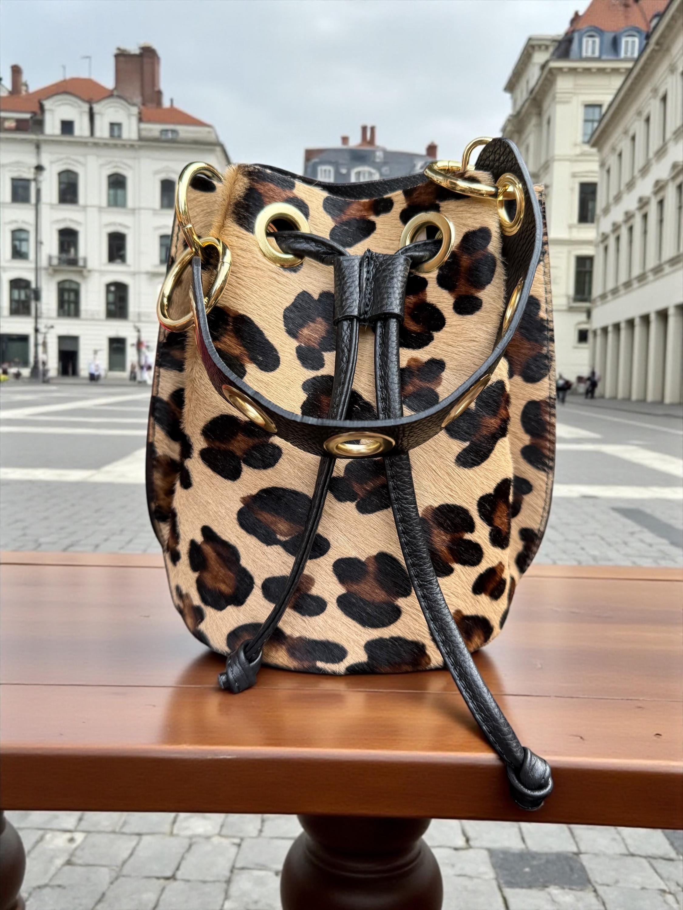 Cubo de piel granulada y pelo de poni de leopardo