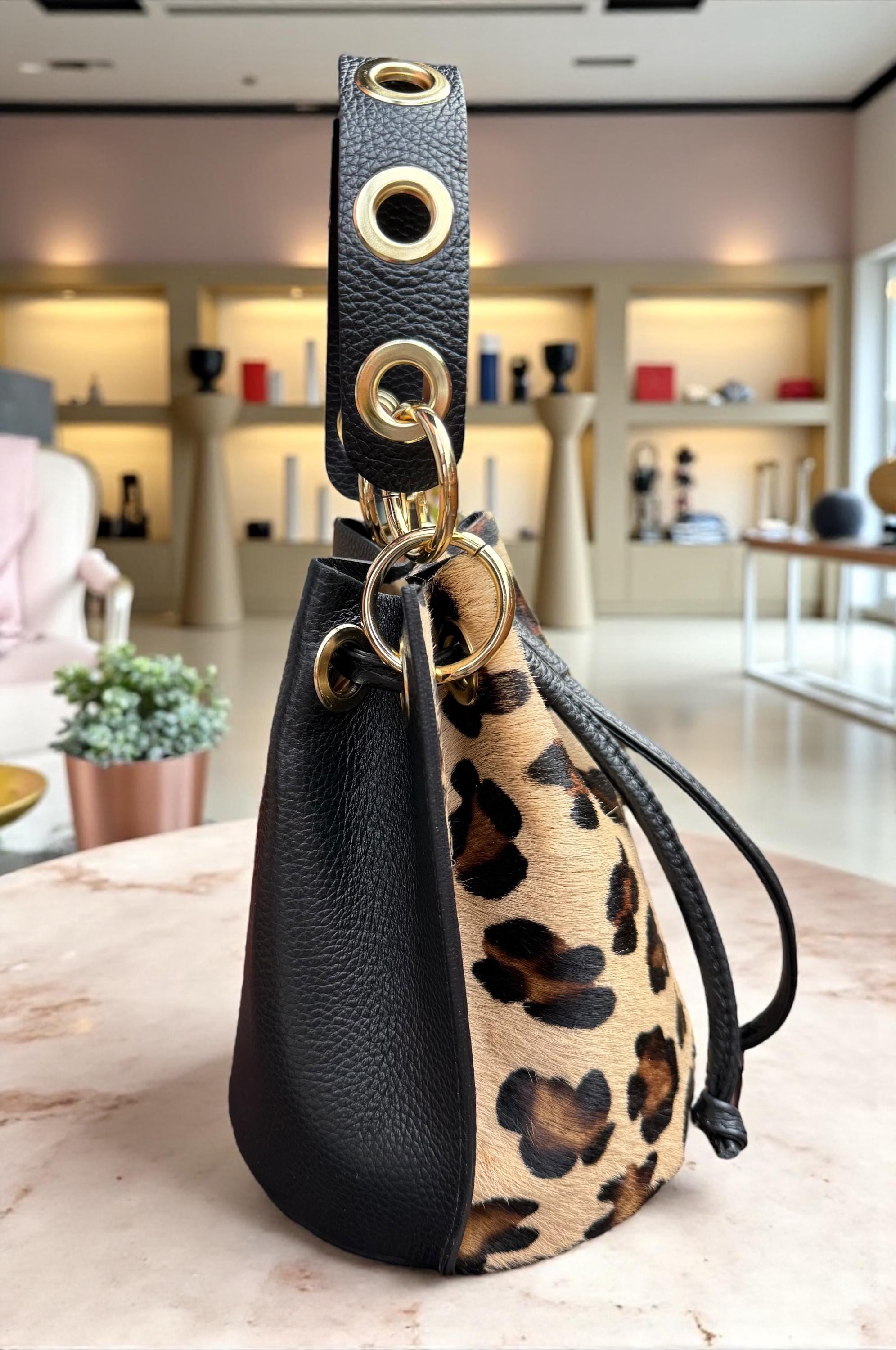 Cubo de piel granulada y pelo de poni de leopardo