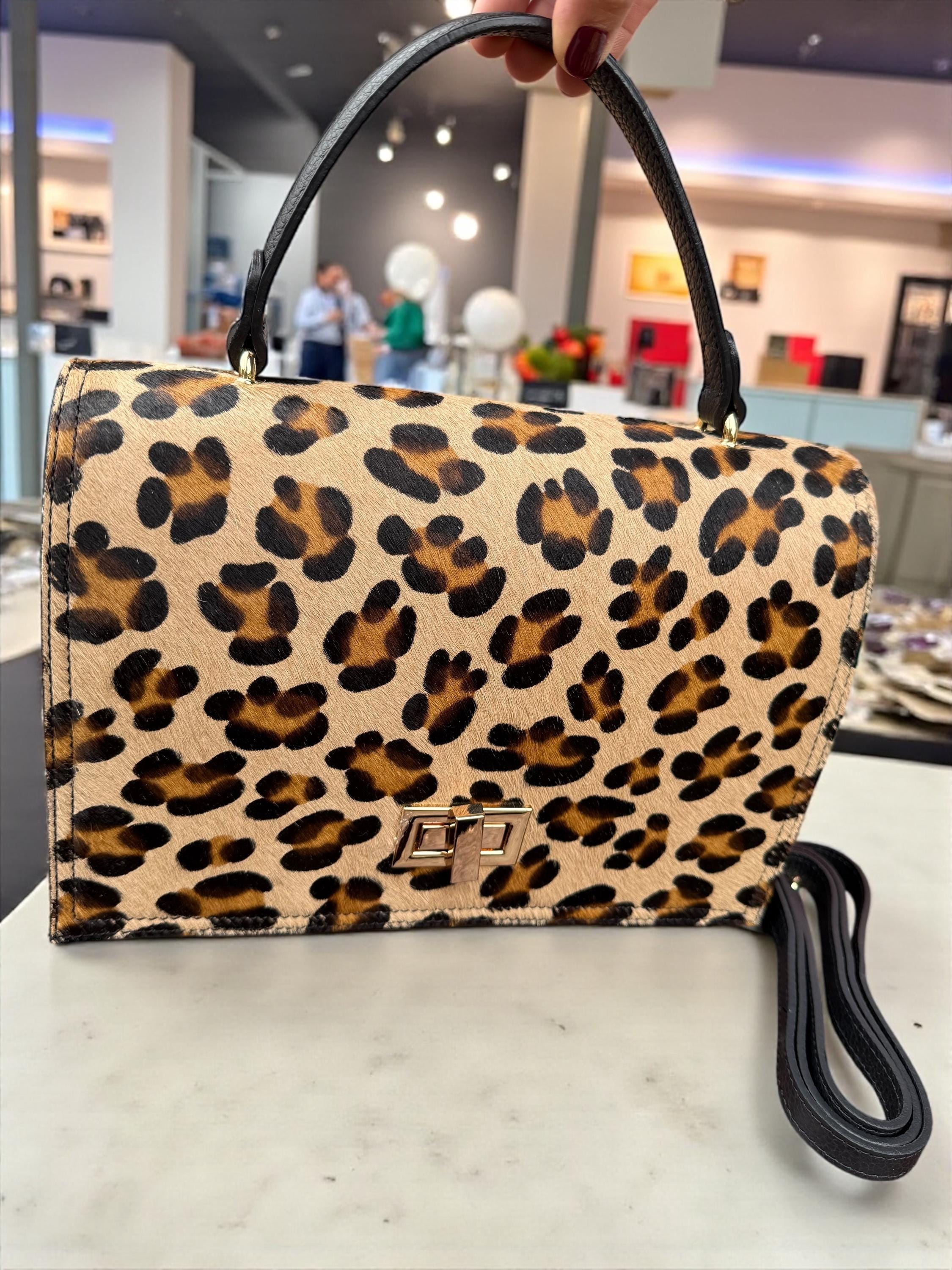 Bolso tipo cartera en pelo de poni con estampado de leopardo y cuero granulado auténtico