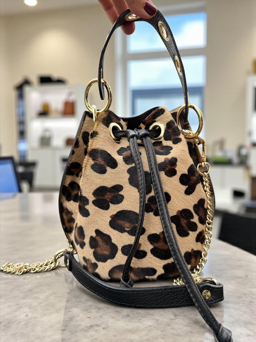 Cubo de piel granulada y pelo de poni de leopardo