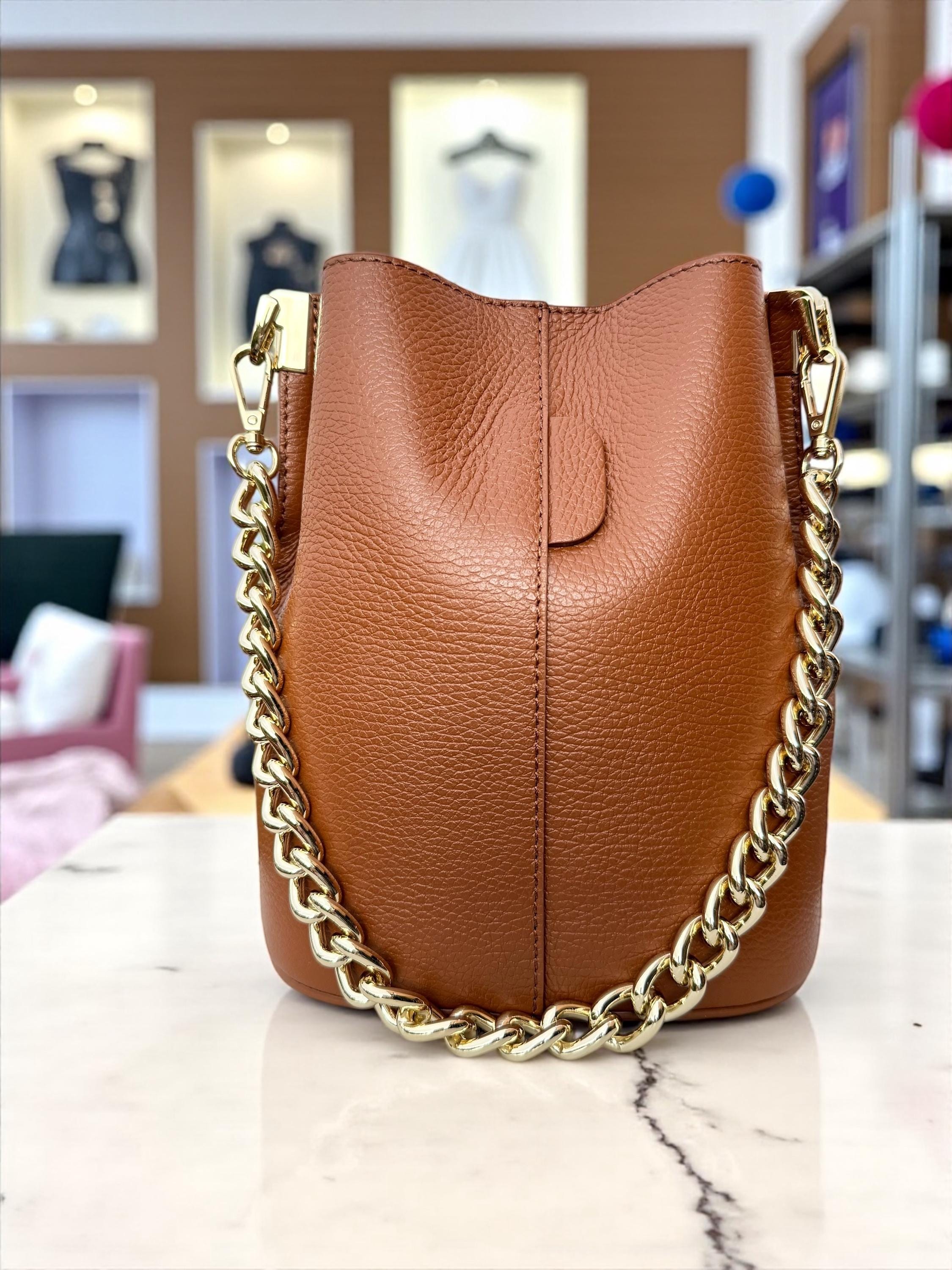 Bolso tipo cubo de piel auténtica color marrón camel con cadena dorada