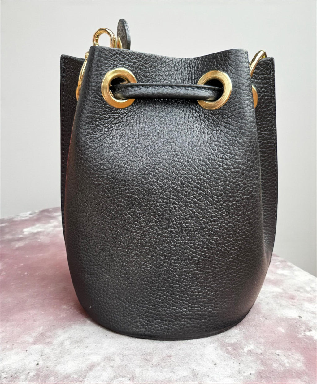 Cubo de piel granulada y pelo de poni de leopardo