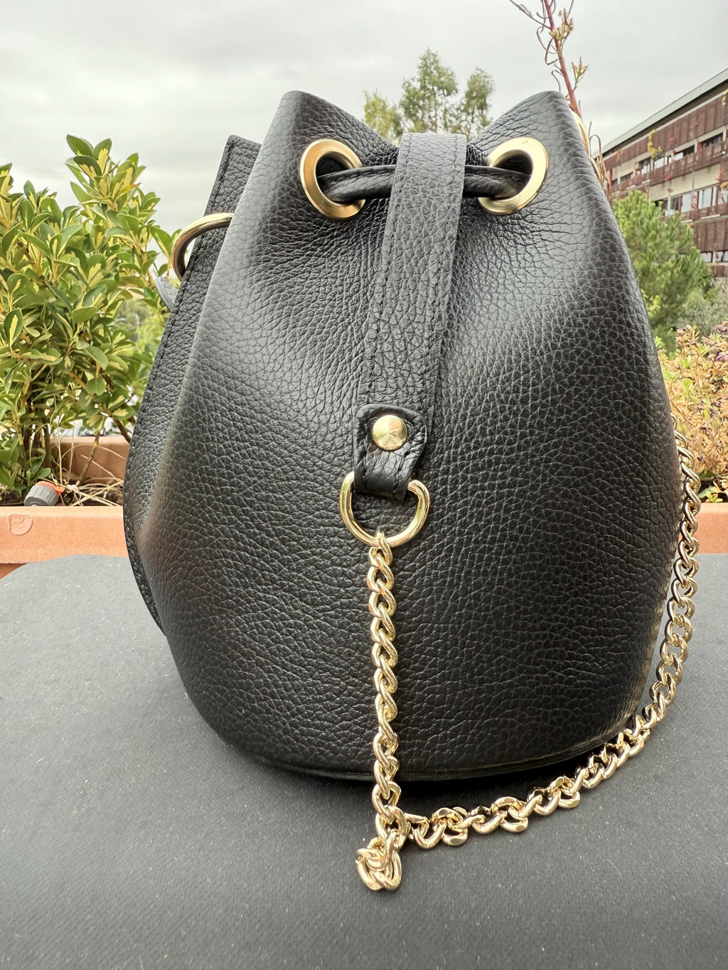 Cubo de piel granulada y pelo de poni de leopardo