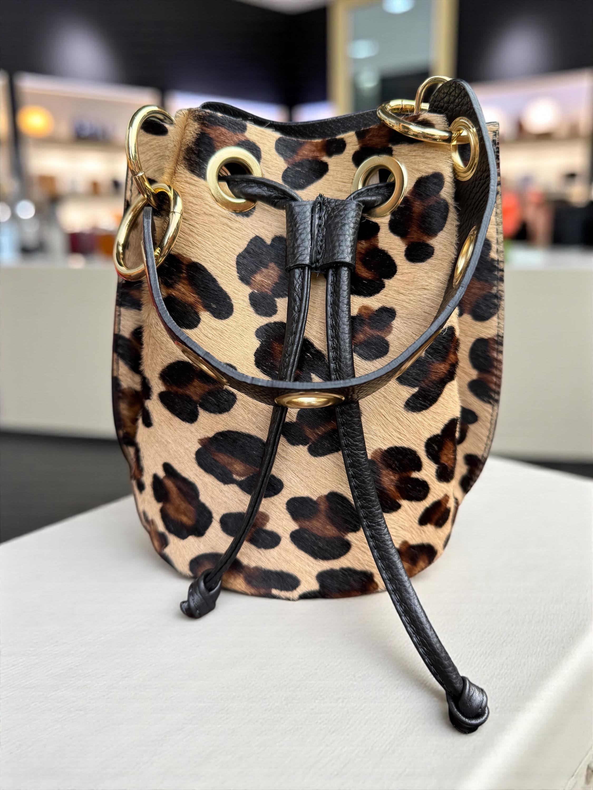 Cubo de piel granulada y pelo de poni de leopardo