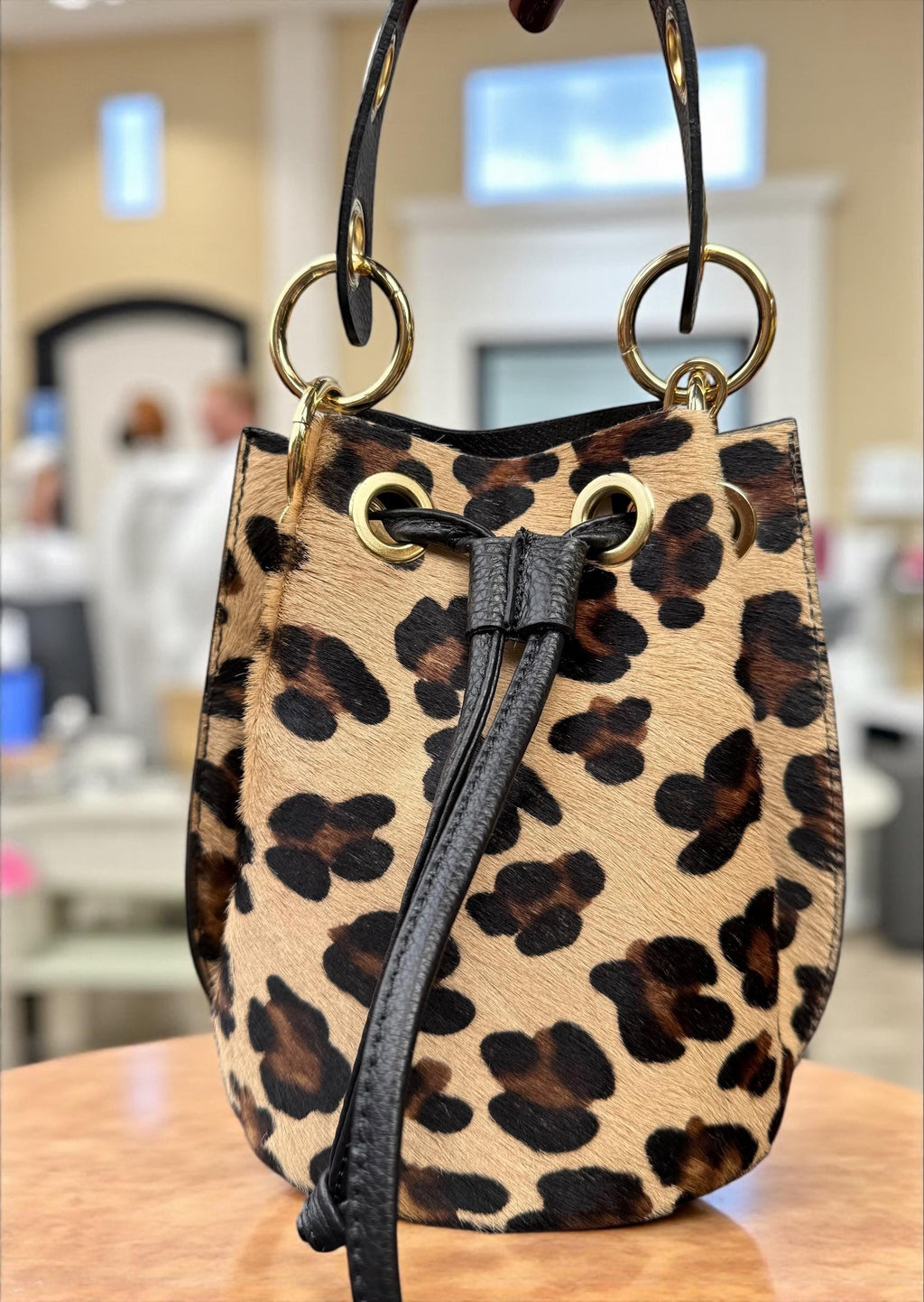 Cubo de piel granulada y pelo de poni de leopardo