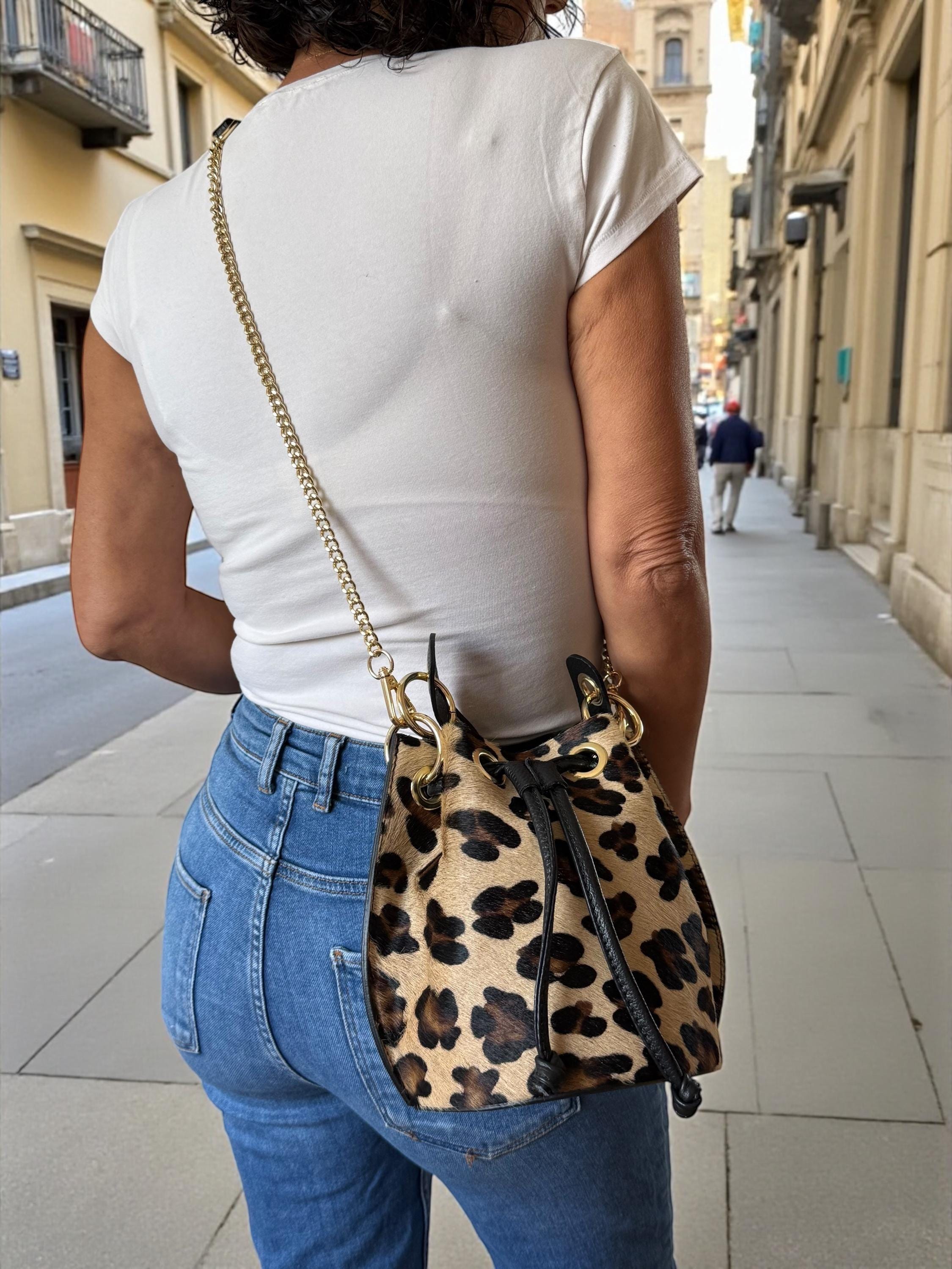 Cubo de piel granulada y pelo de poni de leopardo