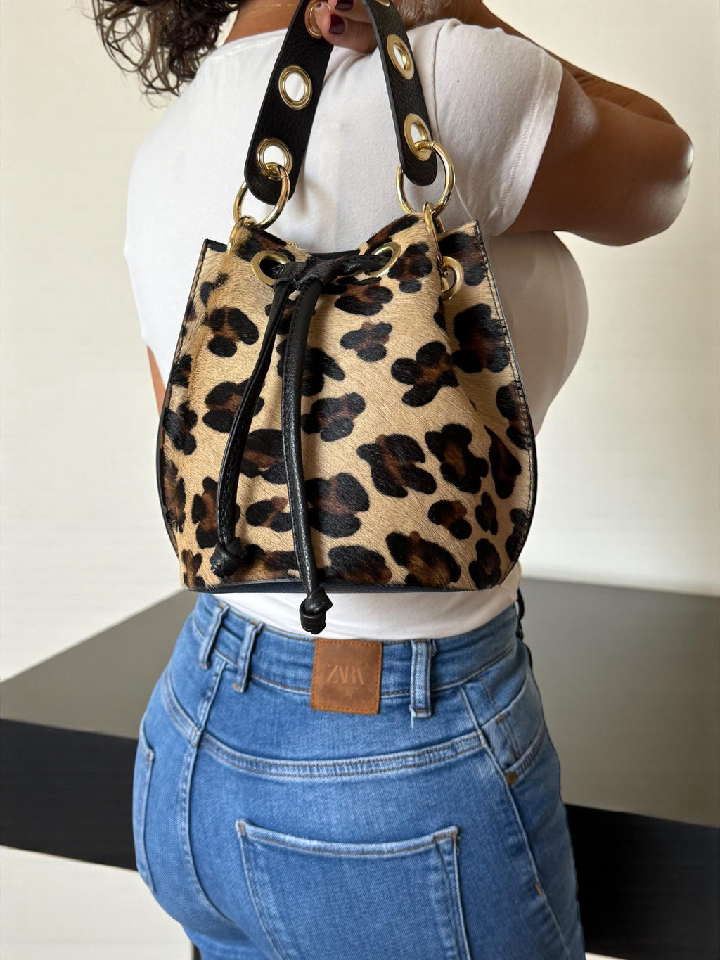 Cubo de piel granulada y pelo de poni de leopardo