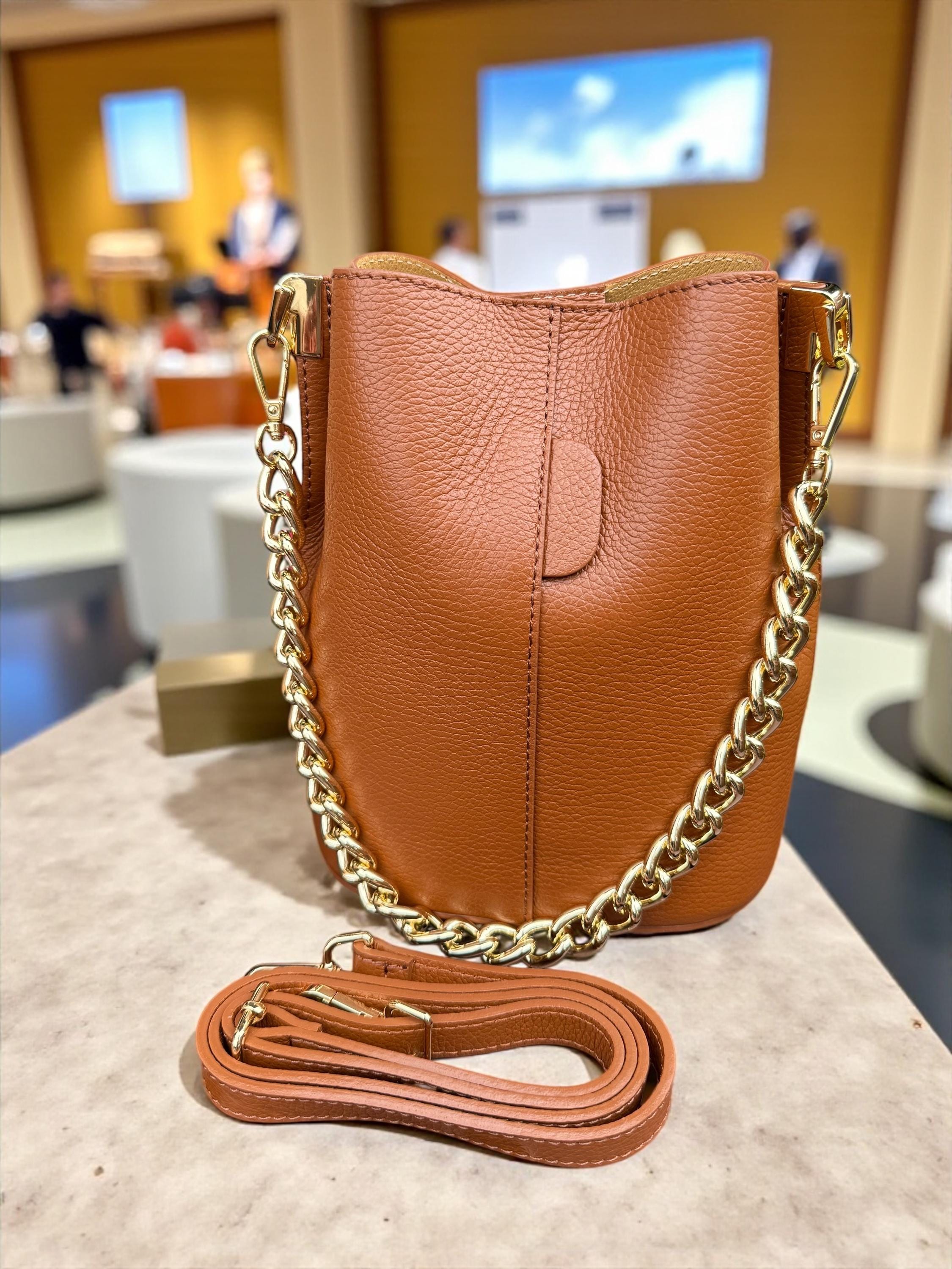 Bolso de bombonera de cuero italiano