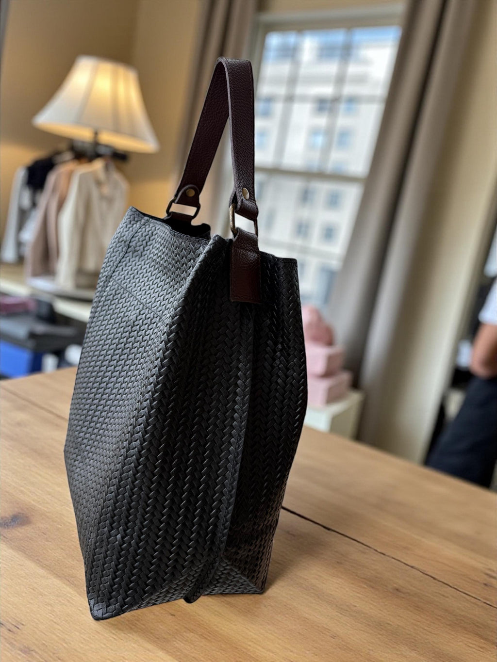 Bolso de mano de cuero tejido